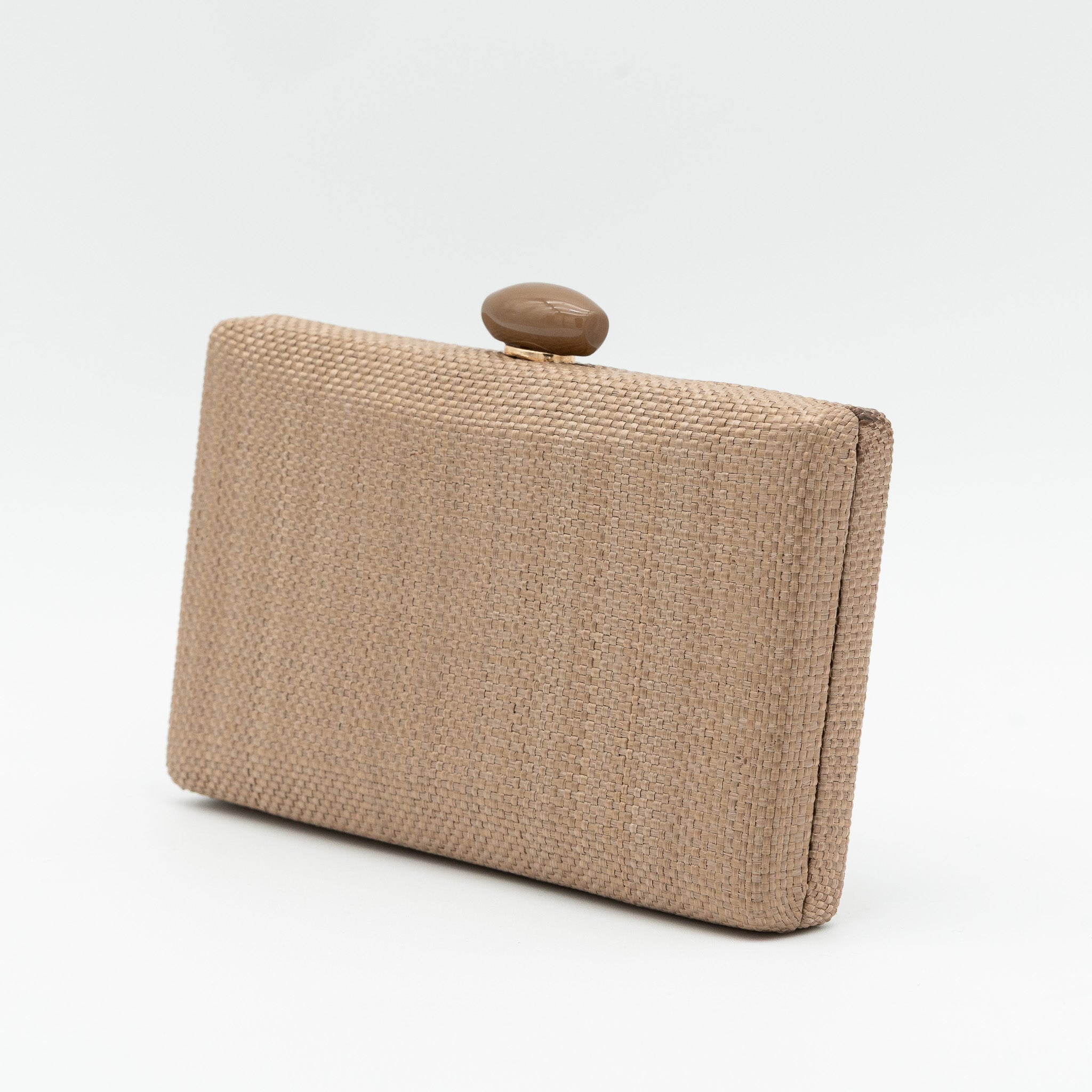 Clutch de fiesta en rafia coffee con cierre con abalorio y cadena desmontable, ideal para bodas y cócteles