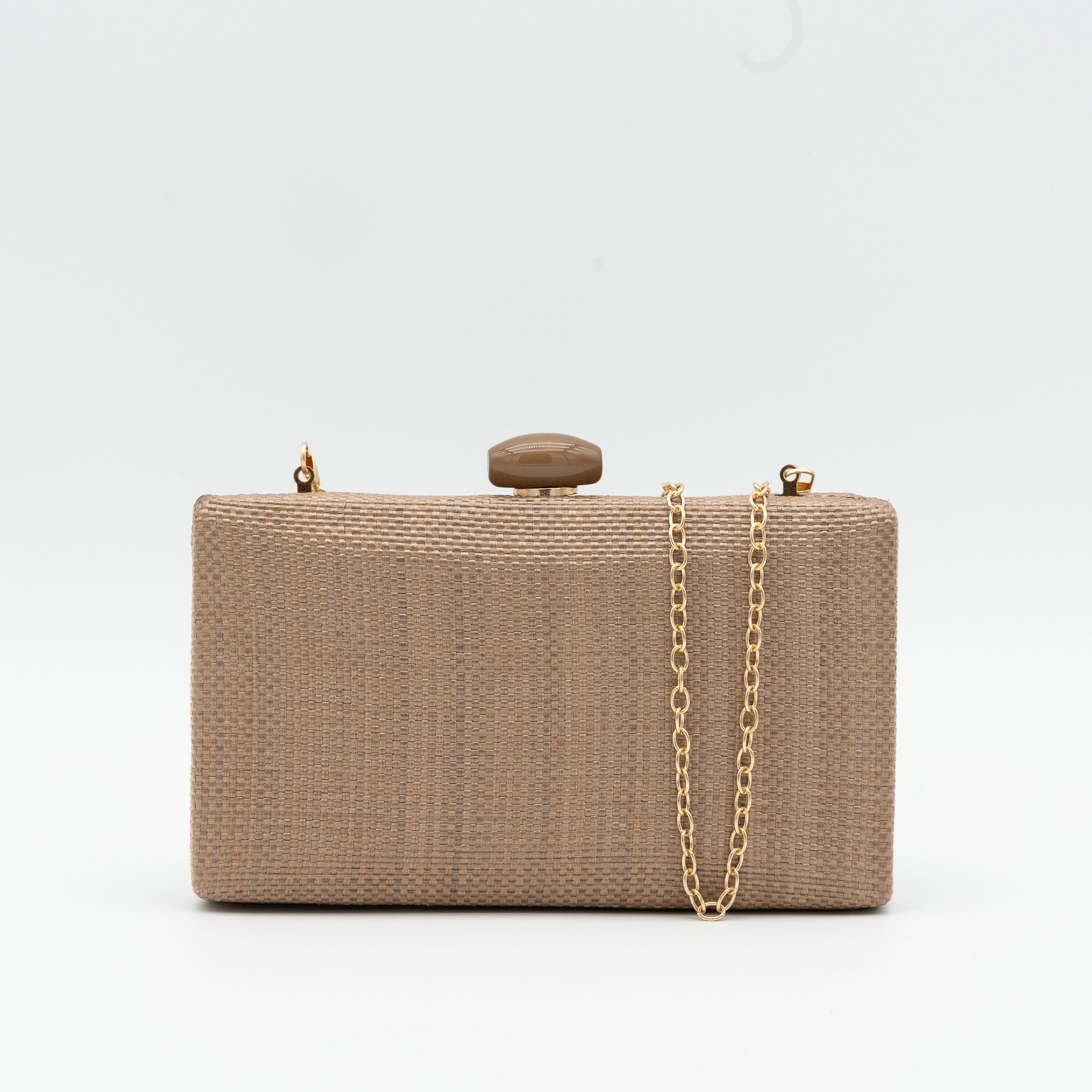 Clutch de fiesta en rafia coffee con cierre con abalorio y cadena desmontable, ideal para bodas y cócteles