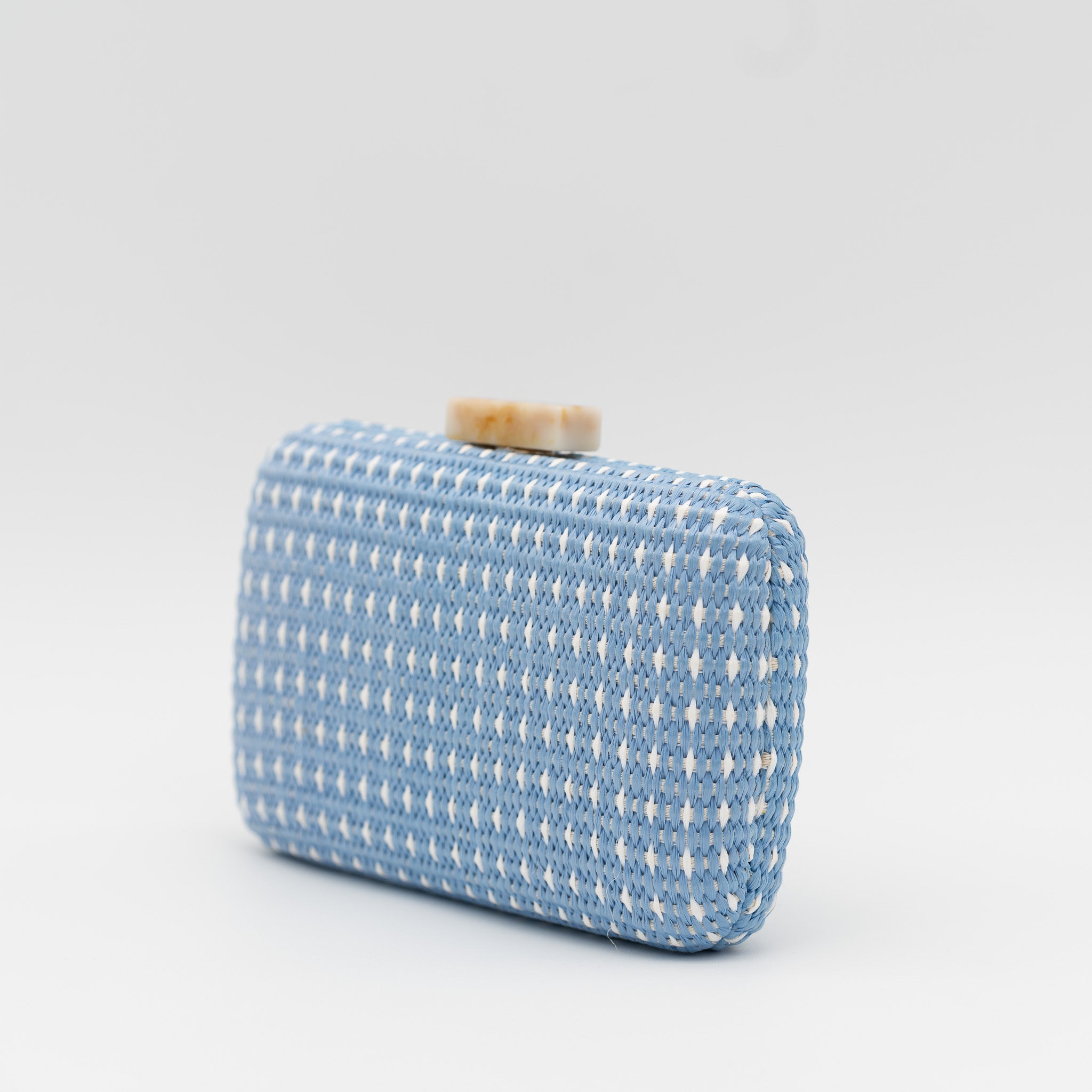 Clutch de fiesta en rafia celeste con cierre de efecto mármol y cadena desmontable