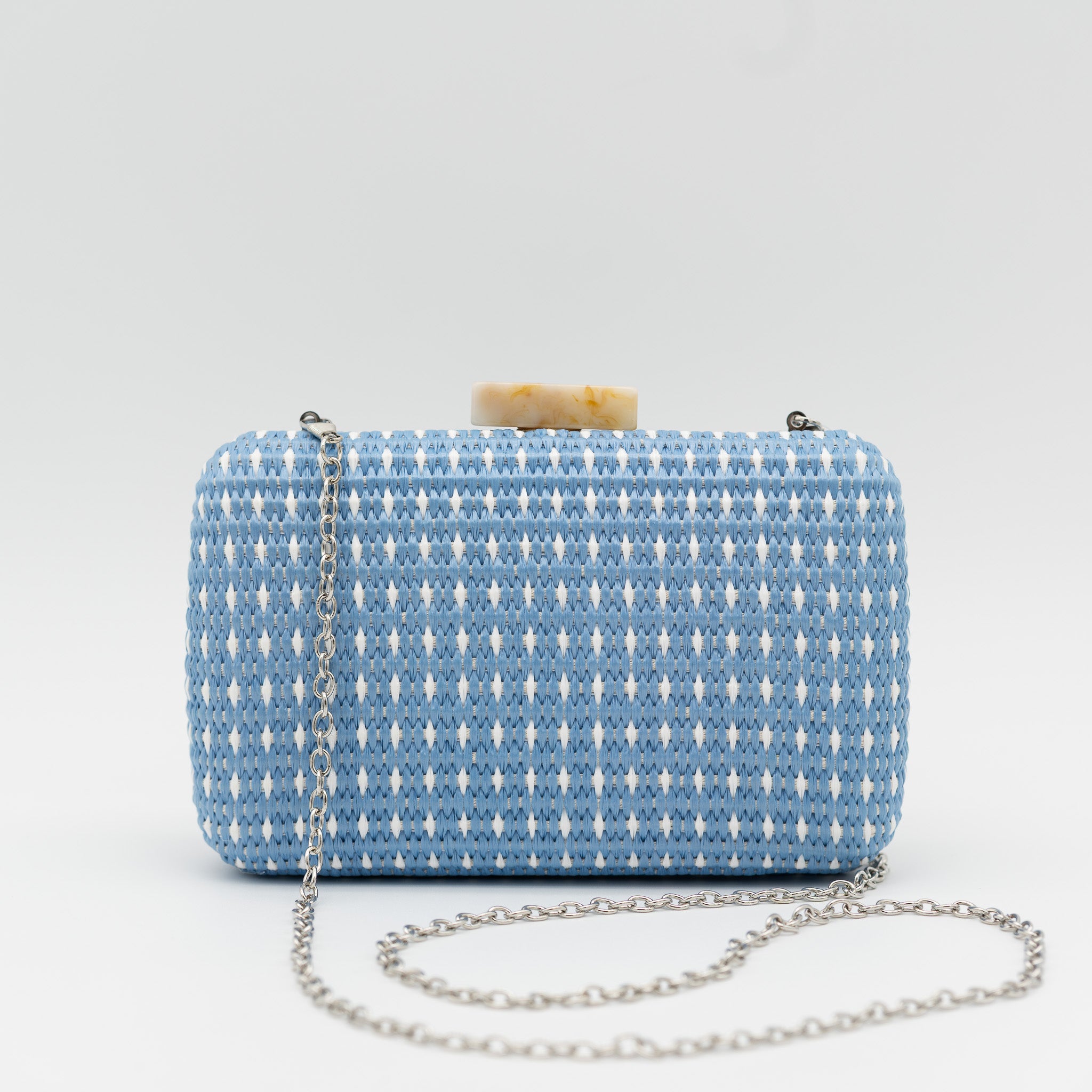 Clutch de fiesta en rafia celeste con cierre de efecto mármol y cadena desmontable