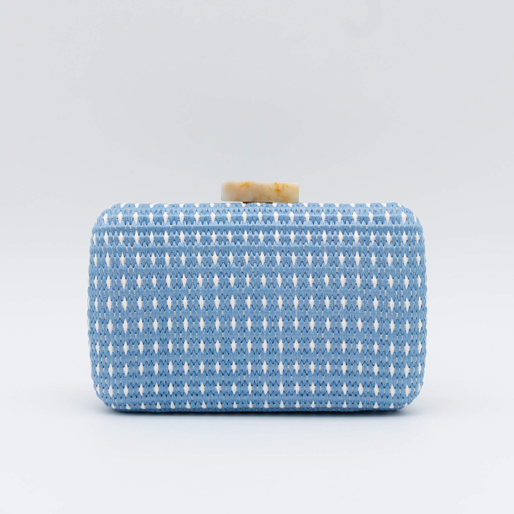 Clutch de fiesta en rafia celeste con cierre de efecto mármol y cadena desmontable