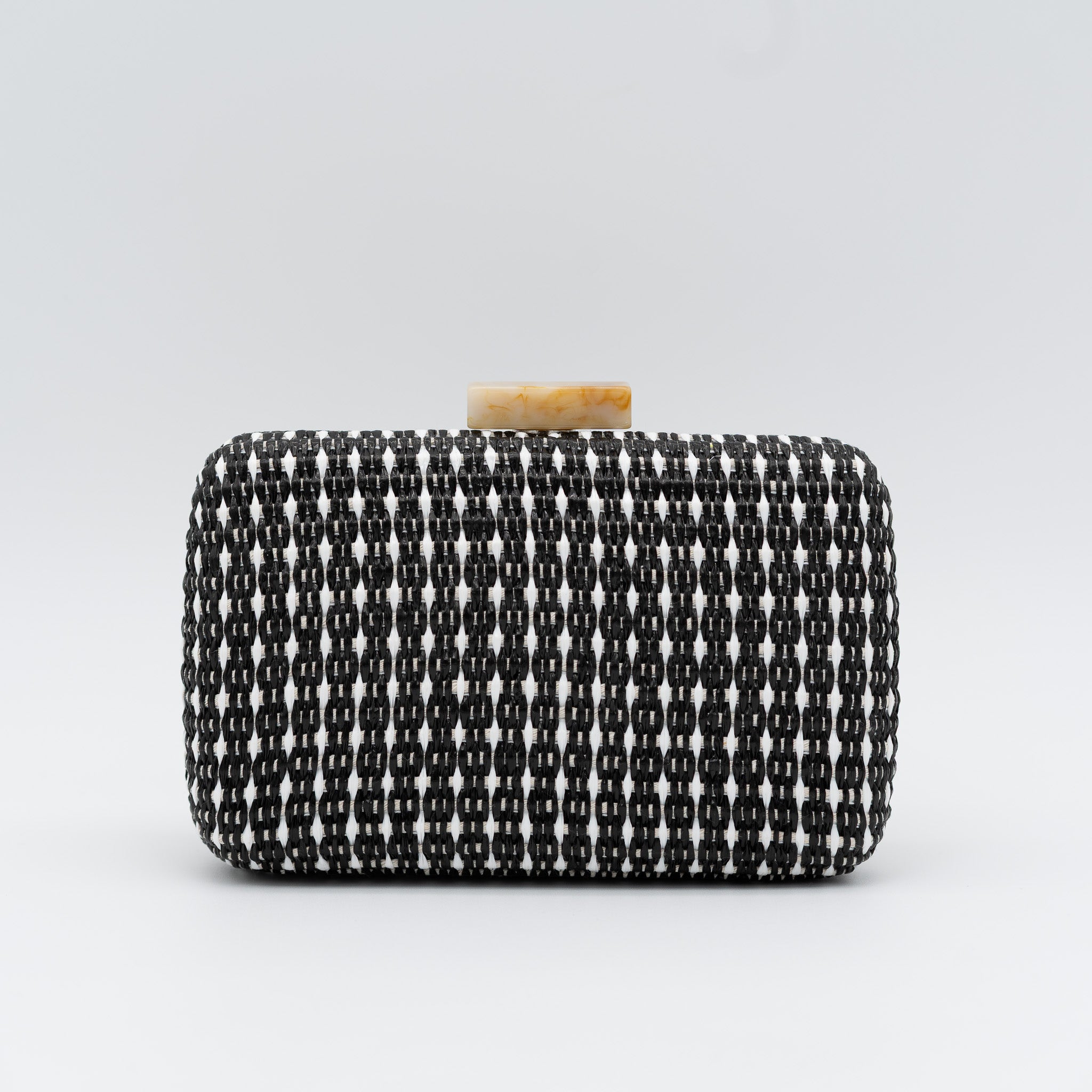 Clutch de fiesta en rafia negro-blanco con cierre de efecto mármol y cadena desmontable