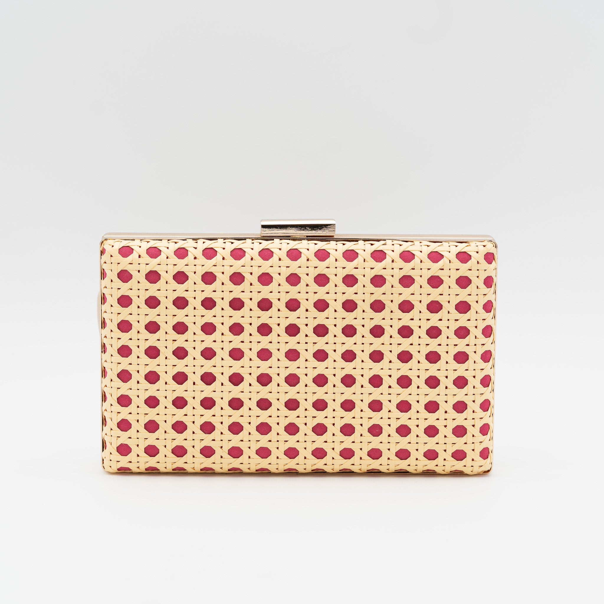 Clutch de fiesta en rafia fucsia con diseño troquelado a contraste y cierre metálico, ideal para bodas y cócteles