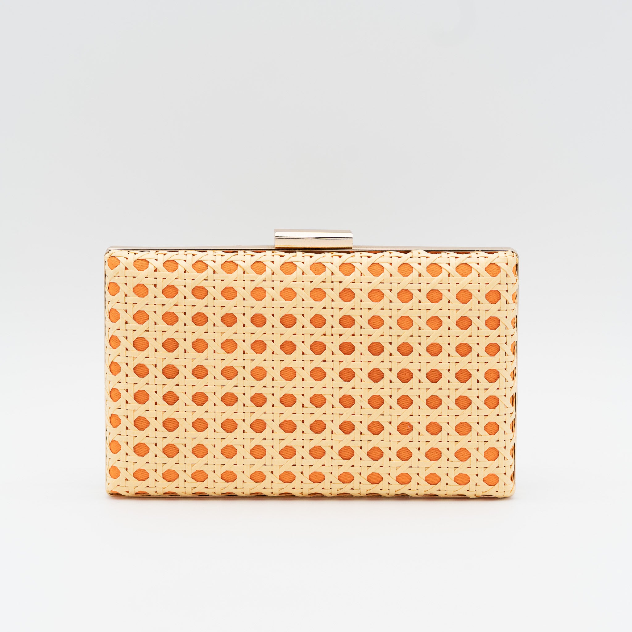 Clutch de fiesta en rafia naranja con diseño troquelado a contraste y cierre metálico, ideal para bodas y cócteles