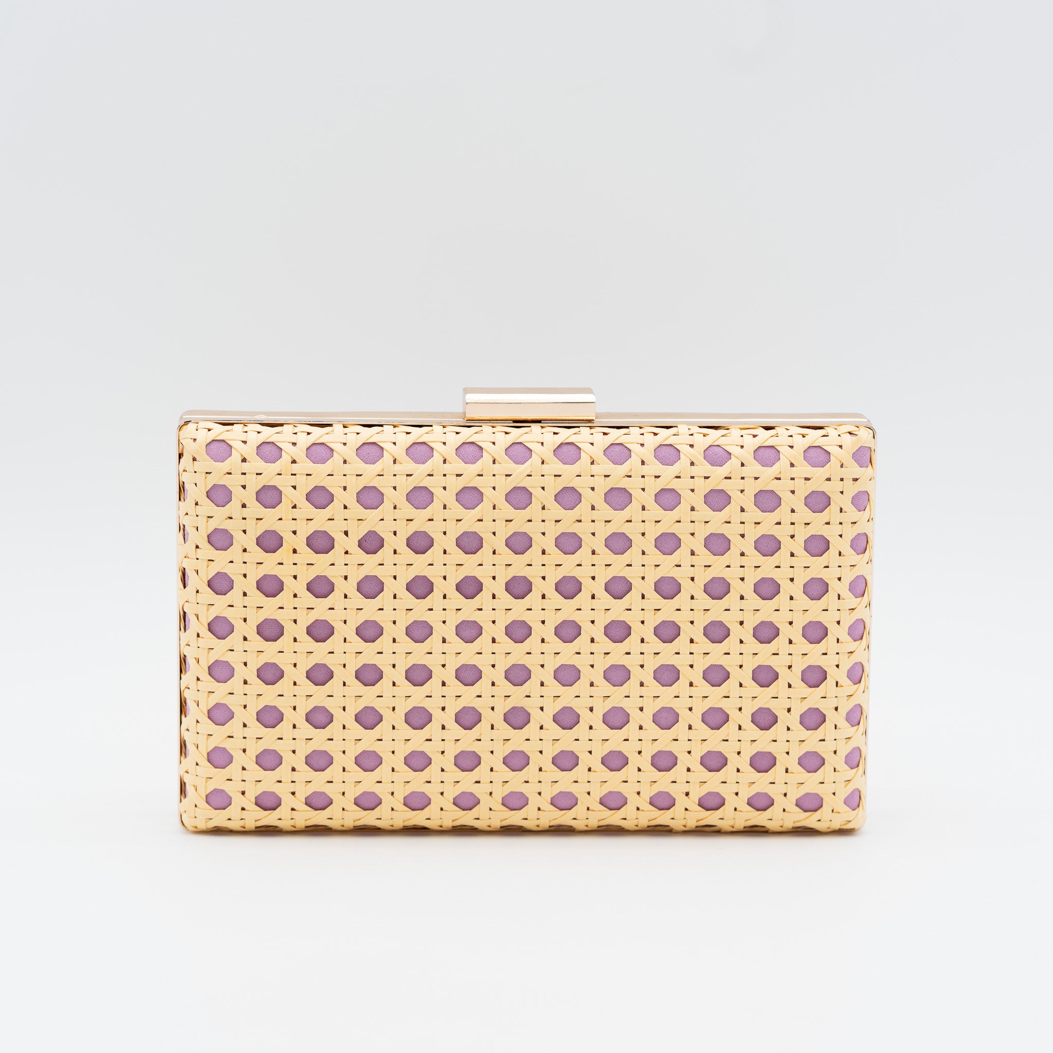 Clutch de fiesta en rafia rosa con diseño troquelado a contraste y cierre metálico, ideal para bodas y cócteles