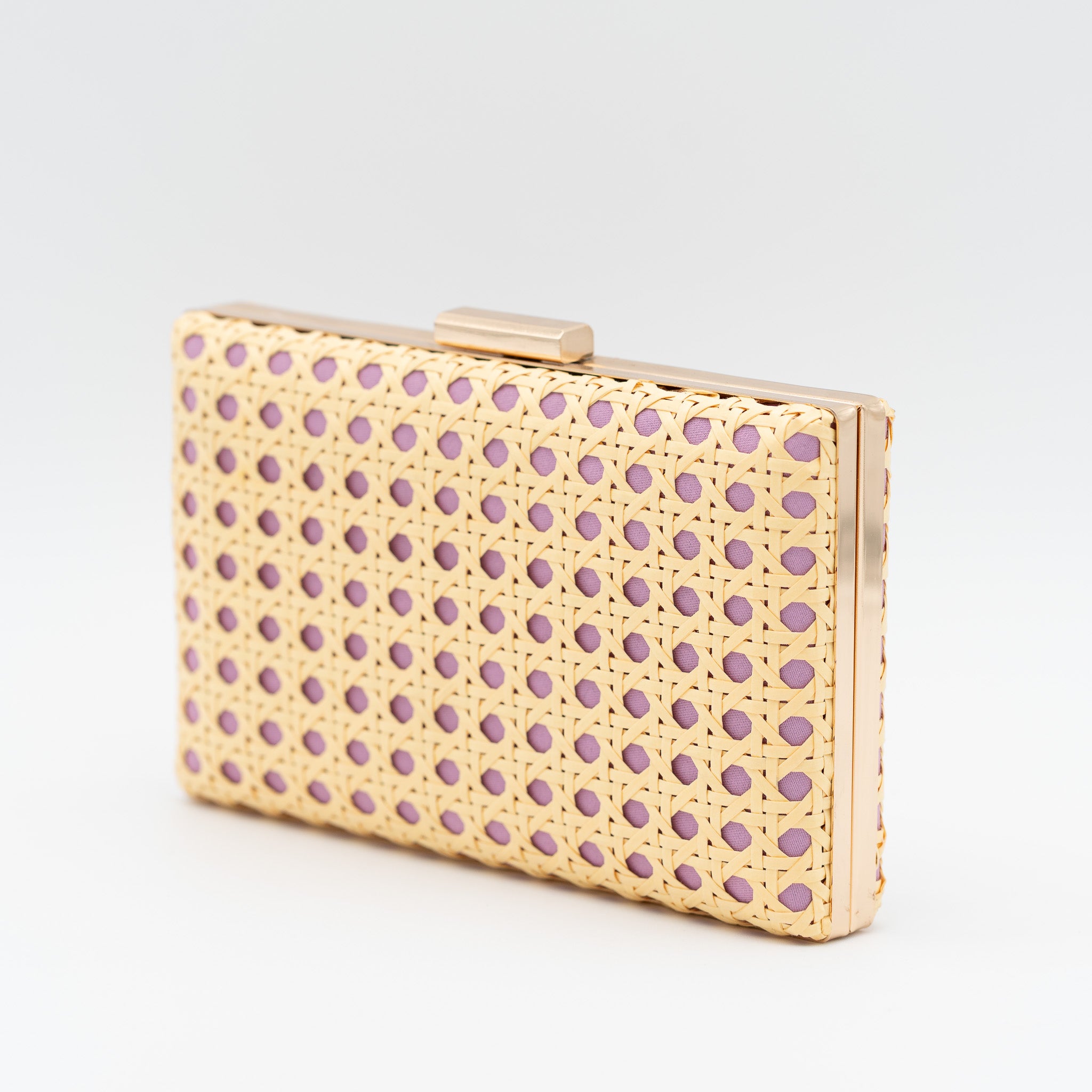 Clutch de fiesta en rafia rosa con diseño troquelado a contraste y cierre metálico, ideal para bodas y cócteles