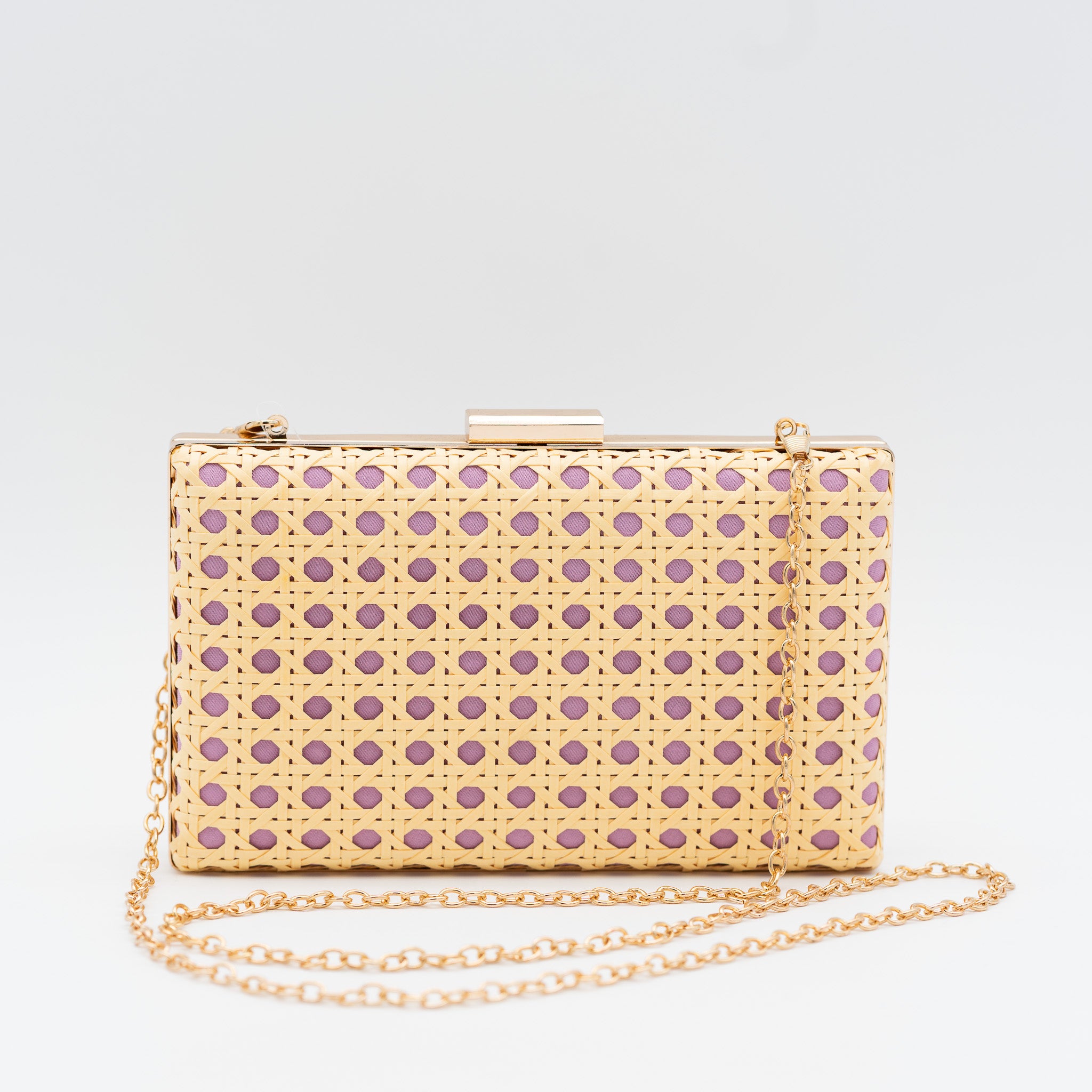 Clutch de fiesta en rafia rosa con diseño troquelado a contraste y cierre metálico, ideal para bodas y cócteles