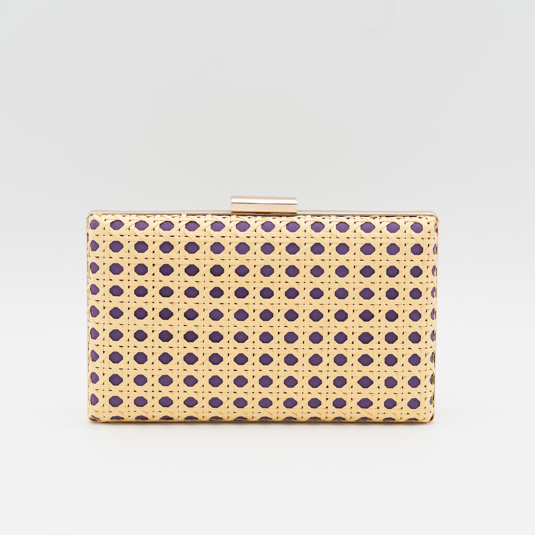 Clutch de fiesta en rafia violeta con diseño troquelado a contraste y cierre metálico, ideal para bodas y cócteles