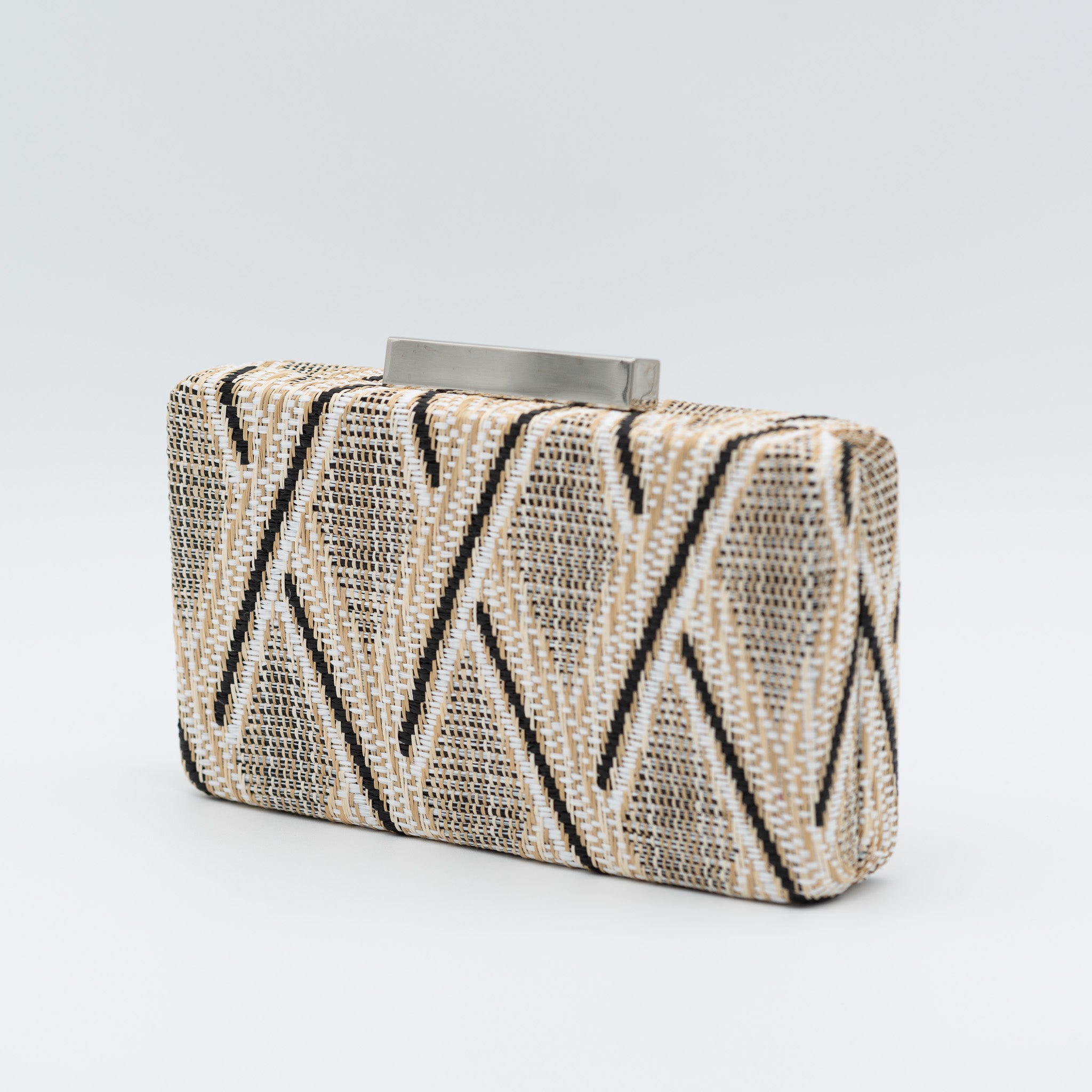 Bolso clutch de fiesta rectangular en rafia beige con diseño trenzado y cierre metálico