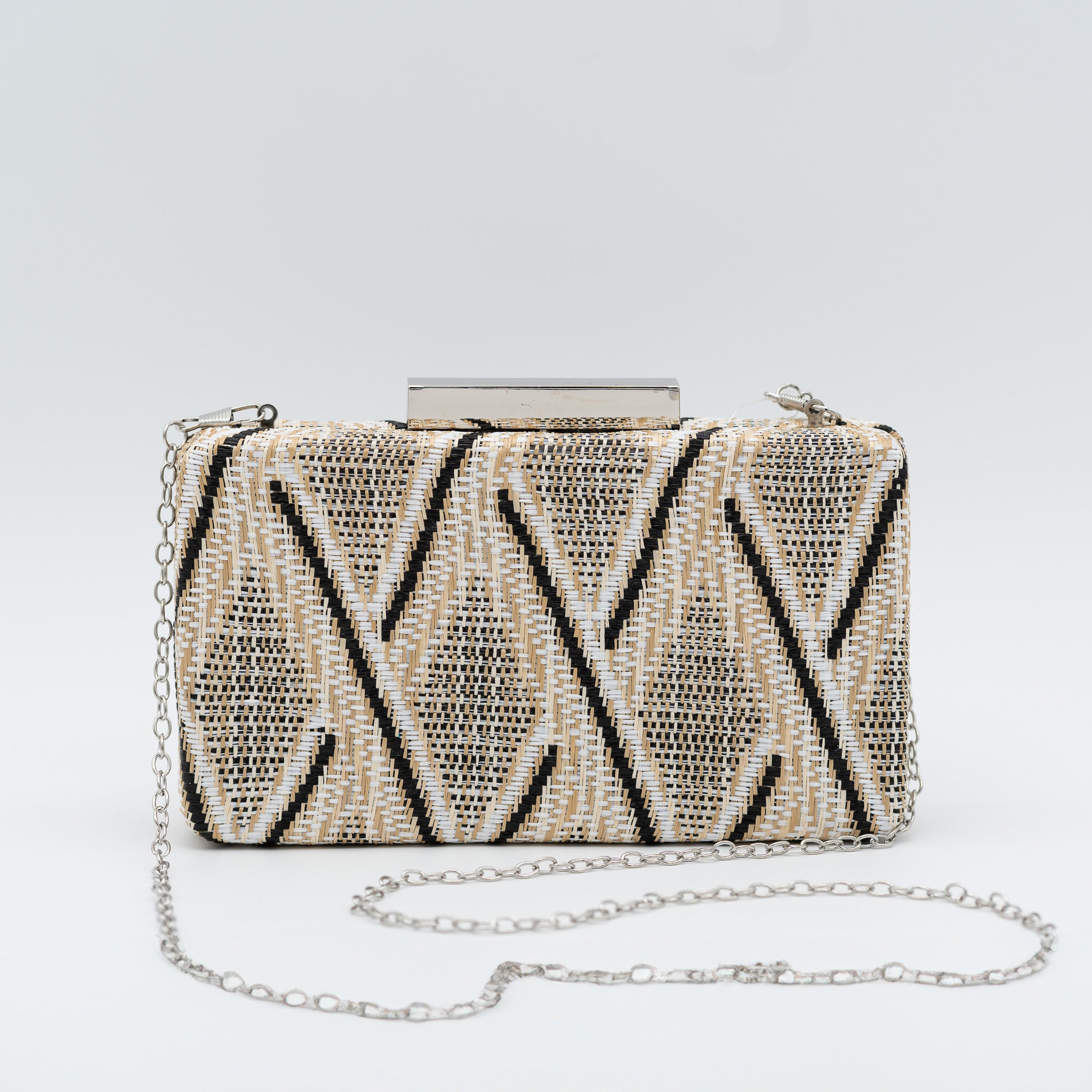 Bolso clutch de fiesta rectangular en rafia beige con diseño trenzado y cierre metálico