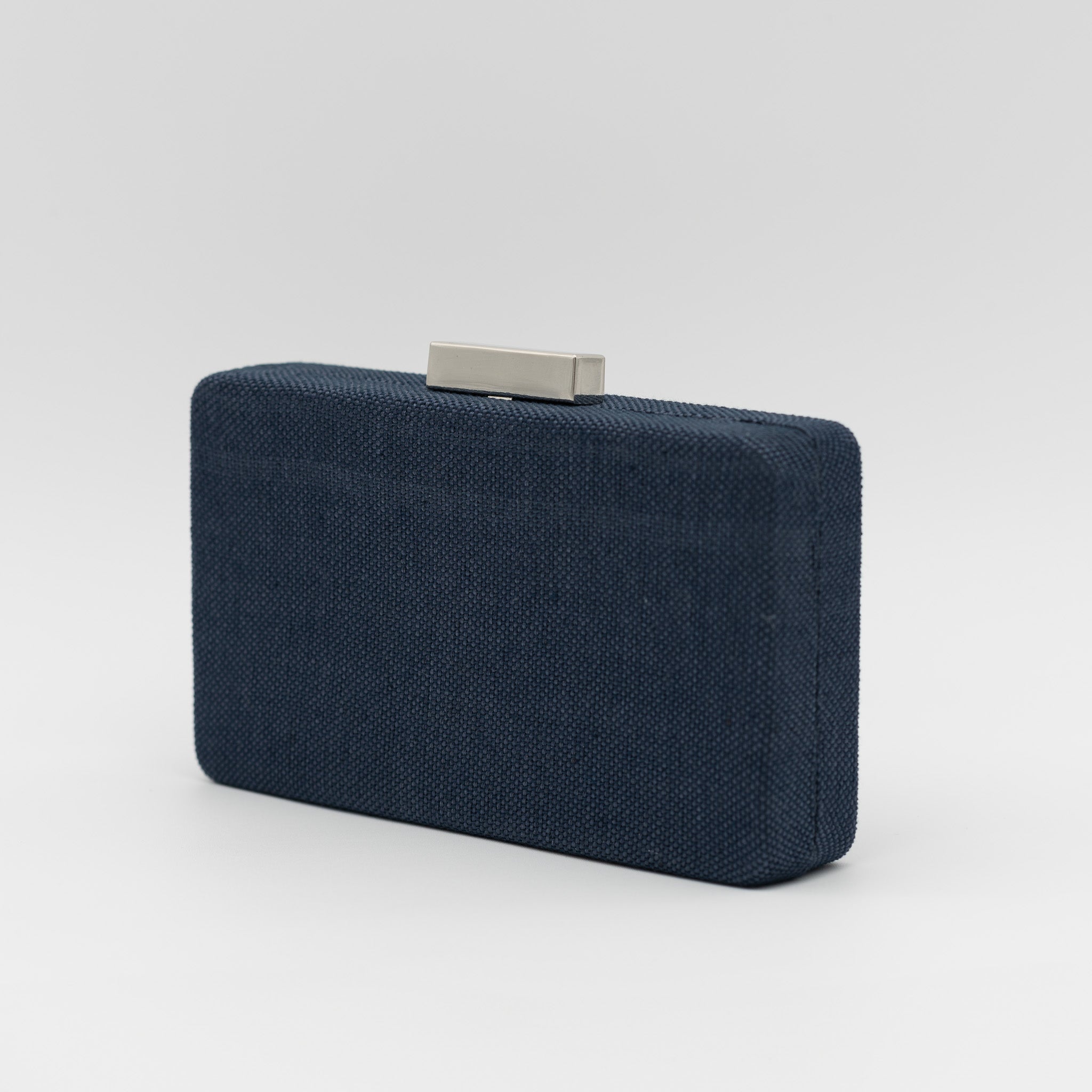 Bolso clutch de fiesta rectangular con acabado en rafia y cierre metálico corto en color azul marino