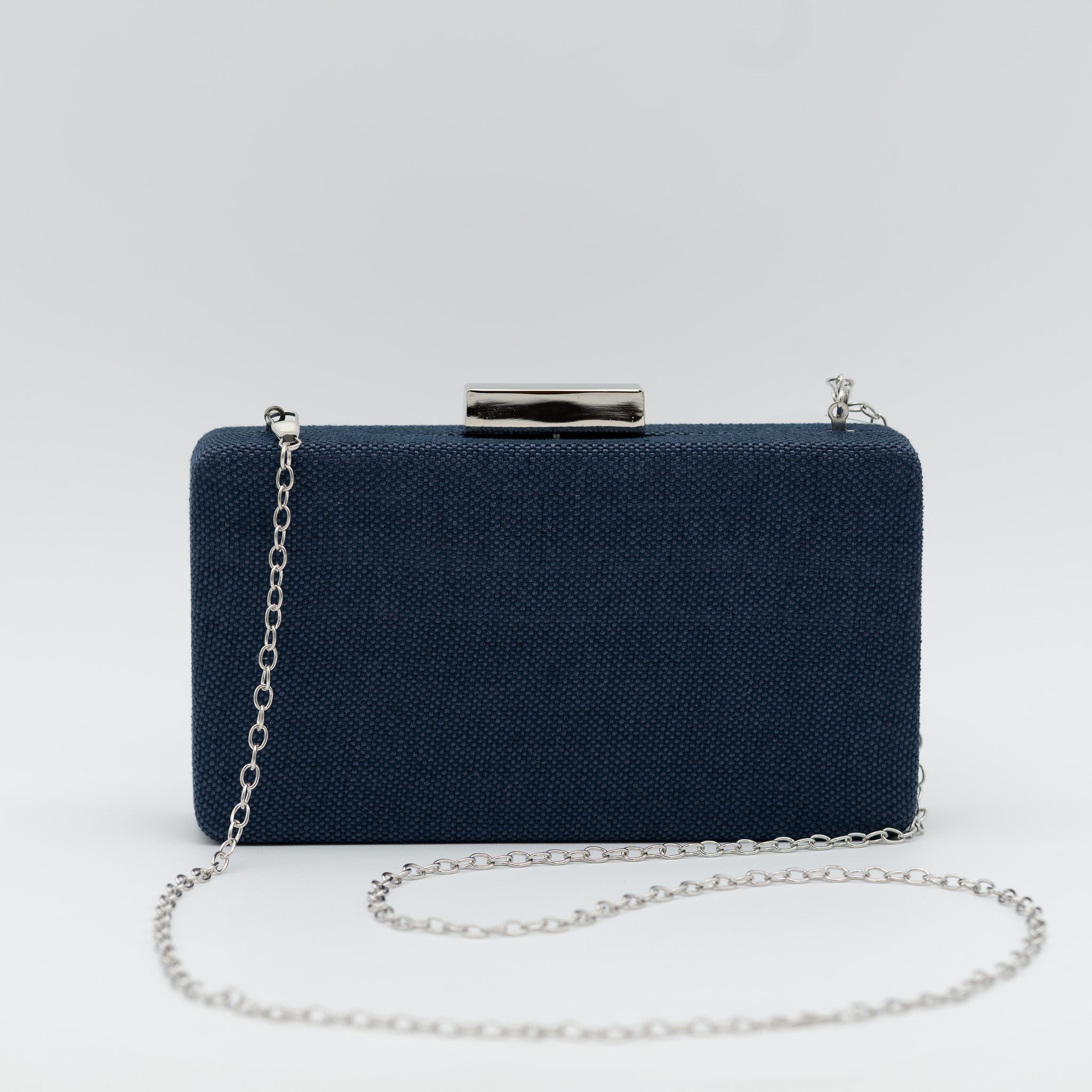 Bolso clutch de fiesta rectangular con acabado en rafia y cierre metálico corto en color azul marino
