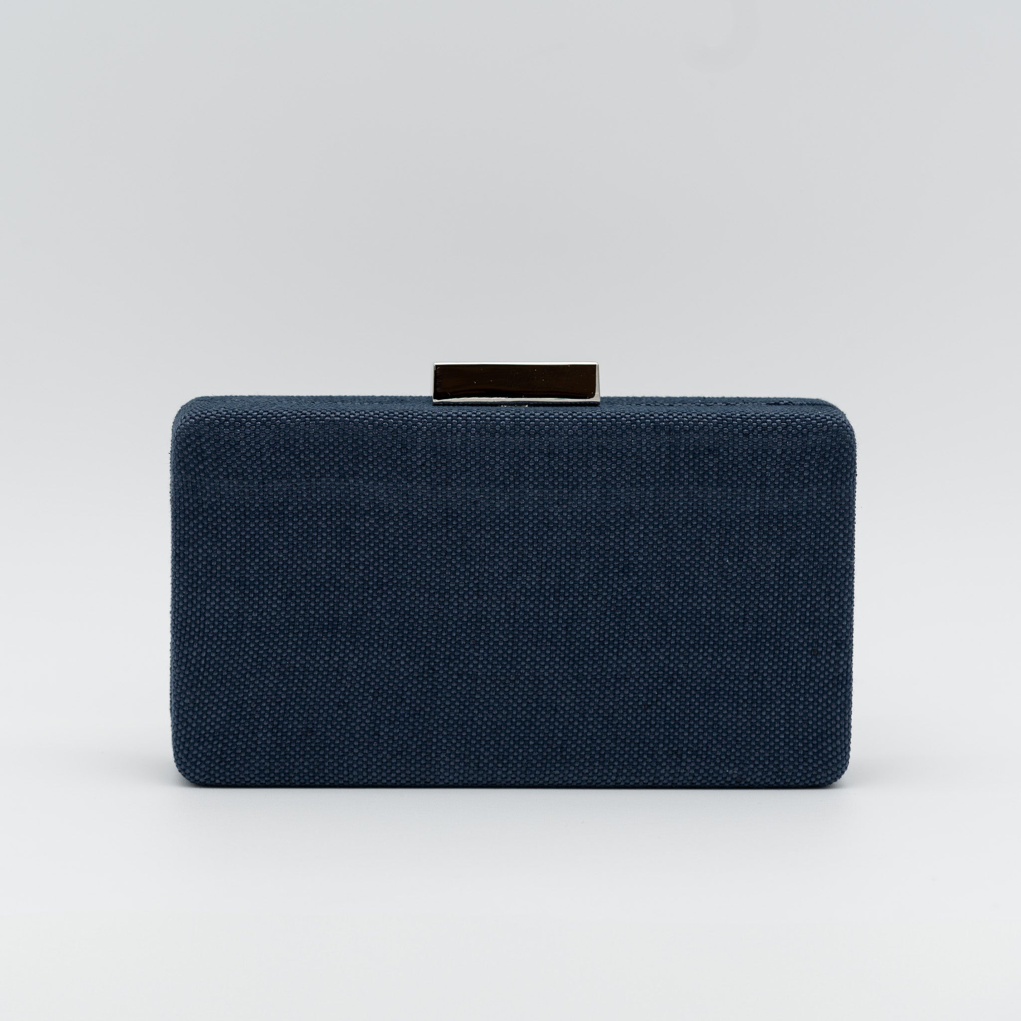 Bolso clutch de fiesta rectangular con acabado en rafia y cierre metálico corto en color azul marino