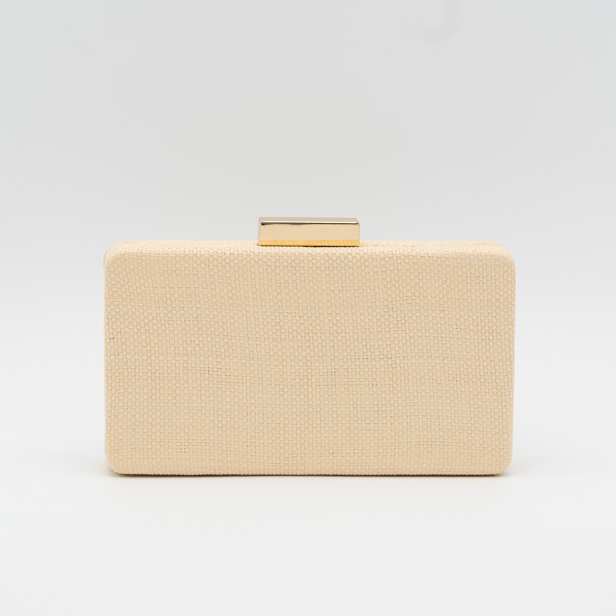 Bolso clutch de fiesta rectangular con acabado en rafia y cierre metálico corto en color beige
