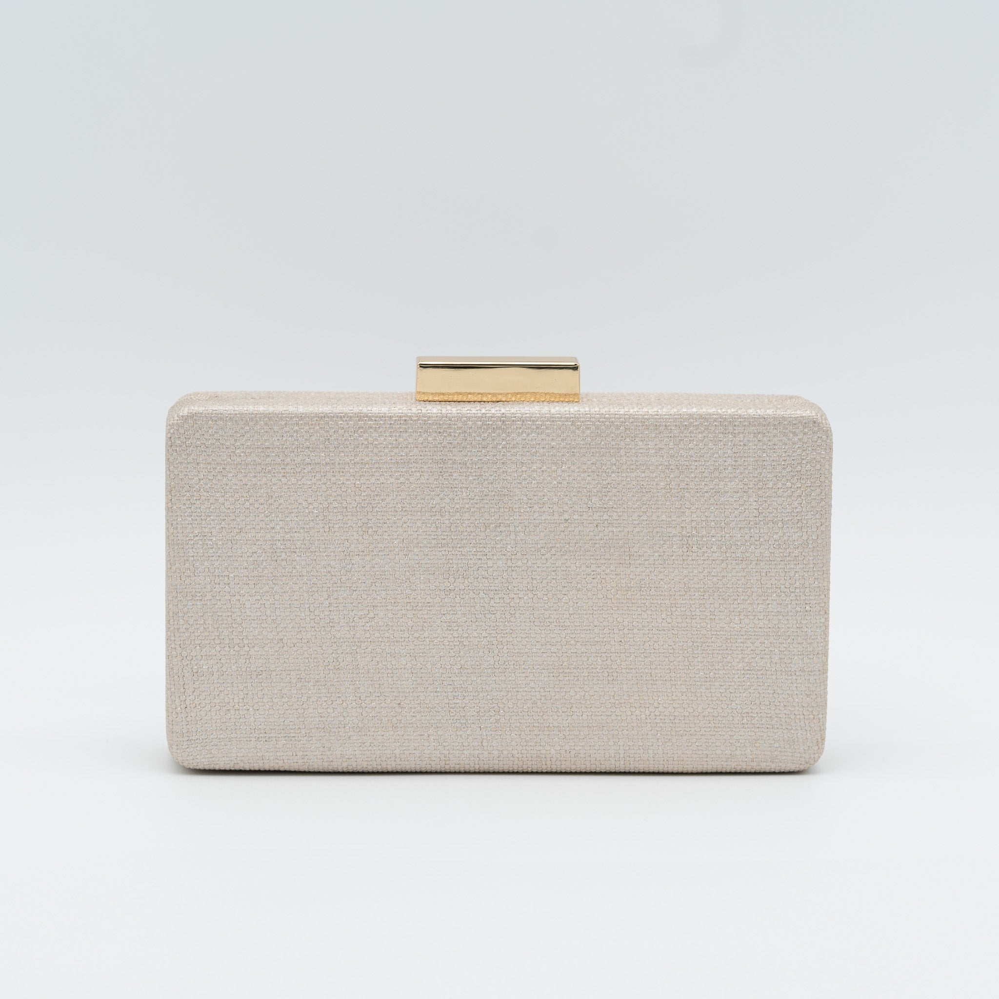 Bolso clutch de fiesta rectangular con acabado en rafia y cierre metálico corto en color oro claro