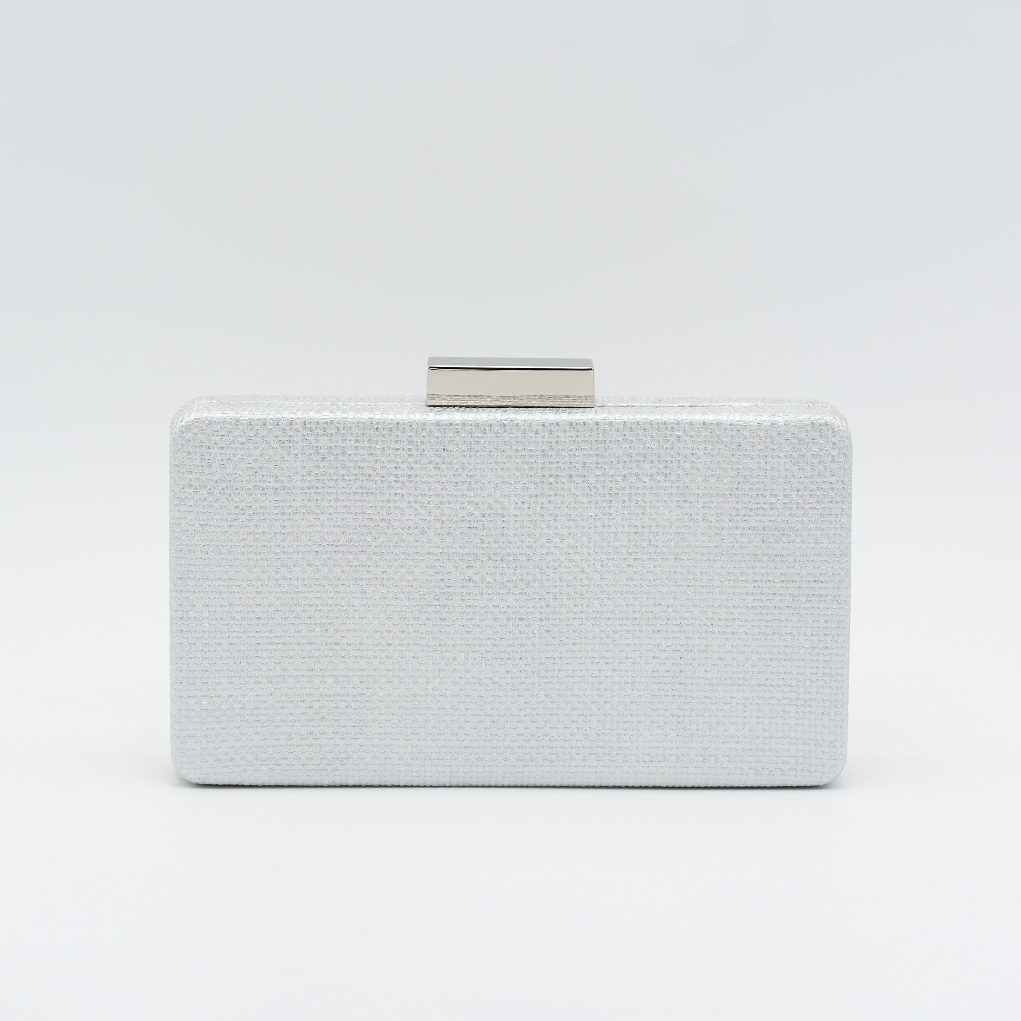 Bolso clutch de fiesta rectangular con acabado en rafia y cierre metálico corto en color plata