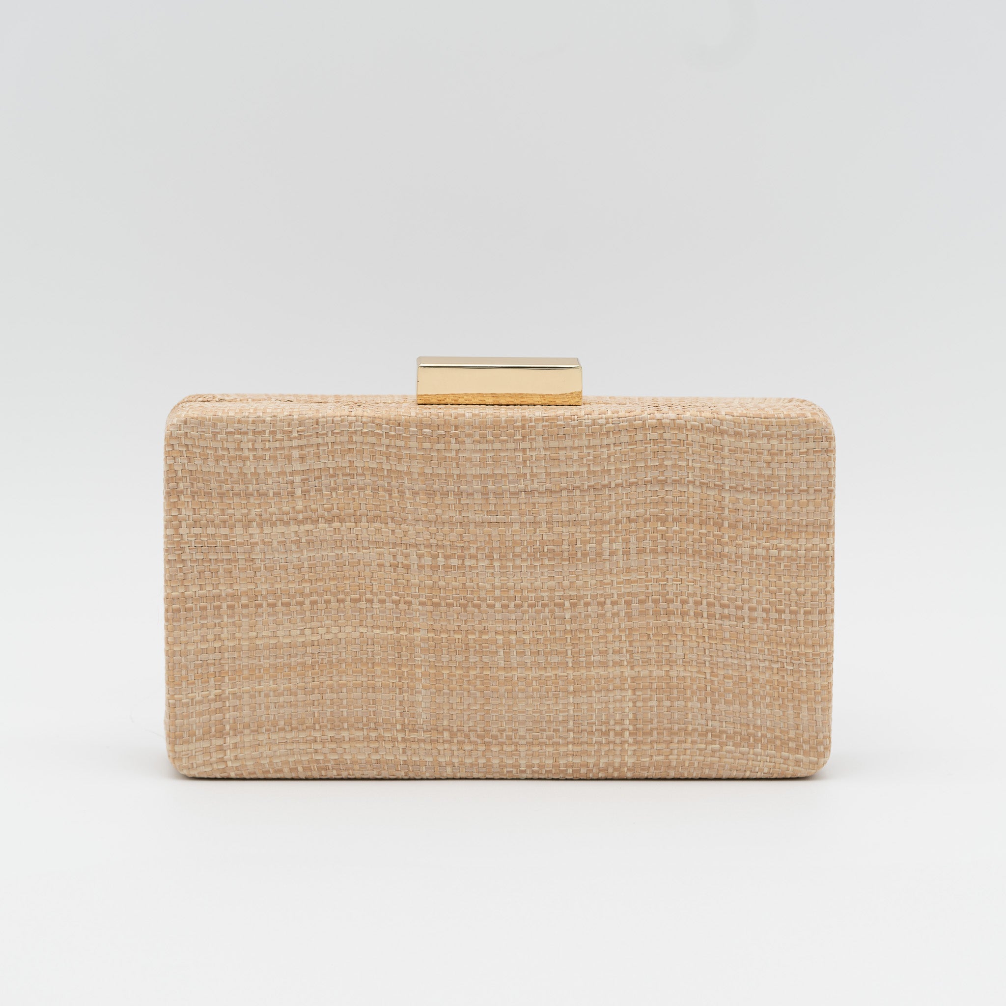Bolso clutch de fiesta rectangular con acabado en rafia y cierre metálico corto en color taupe