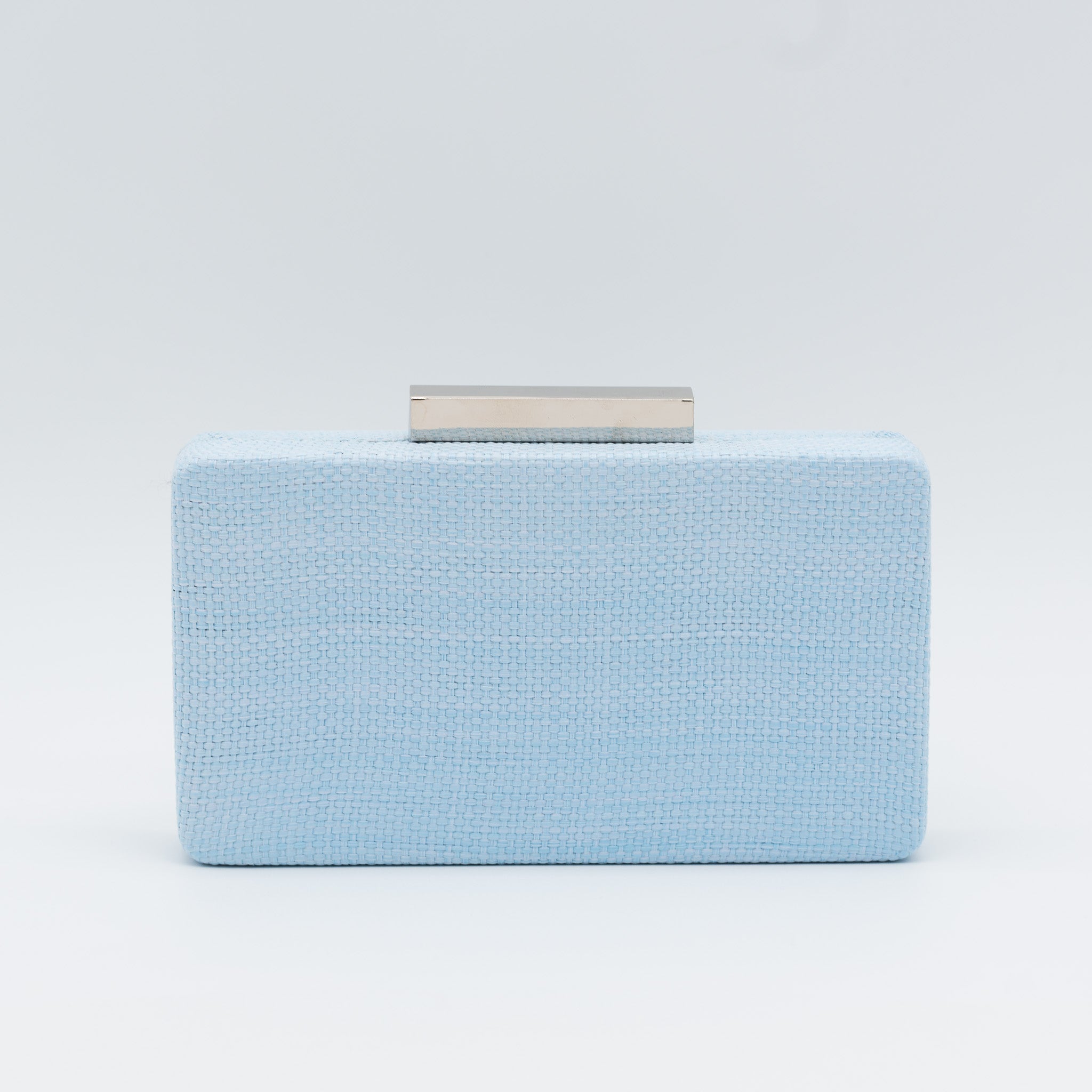 Bolso clutch de fiesta rectangular con acabado en rafia y cierre metálico largo en color azul claro