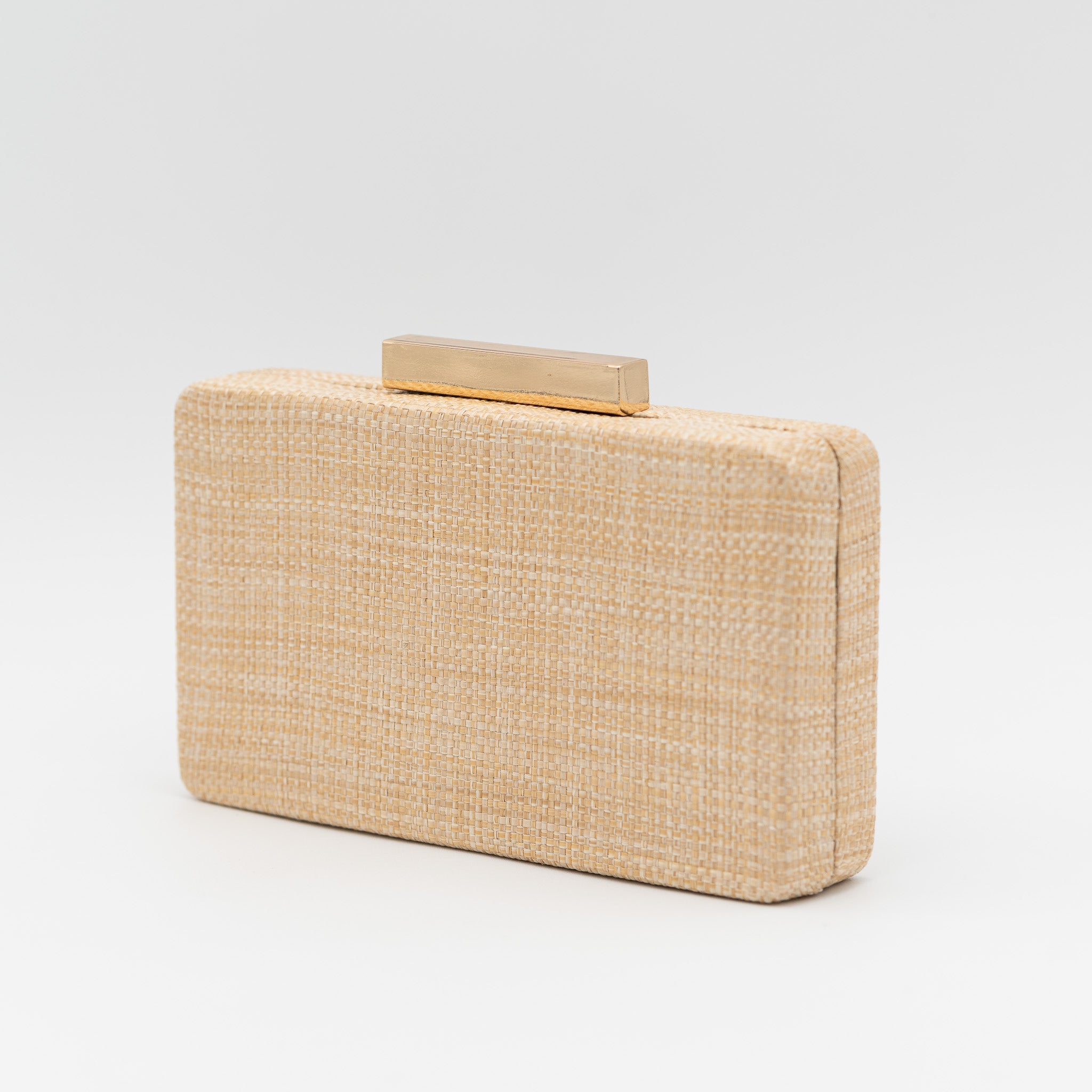 Bolso clutch de fiesta rectangular con acabado en rafia y cierre metálico largo en color beige