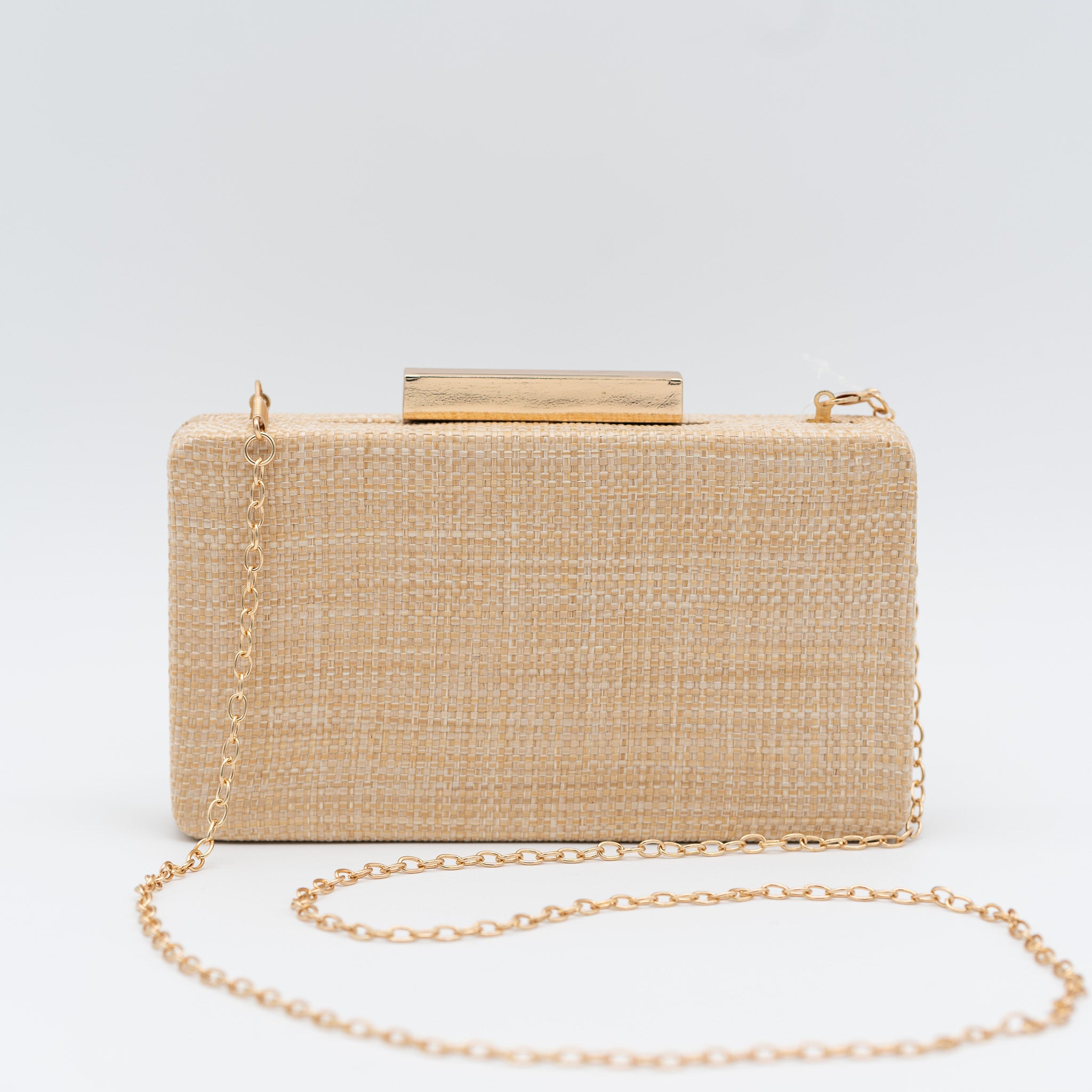 Bolso clutch de fiesta rectangular con acabado en rafia y cierre metálico largo en color beige