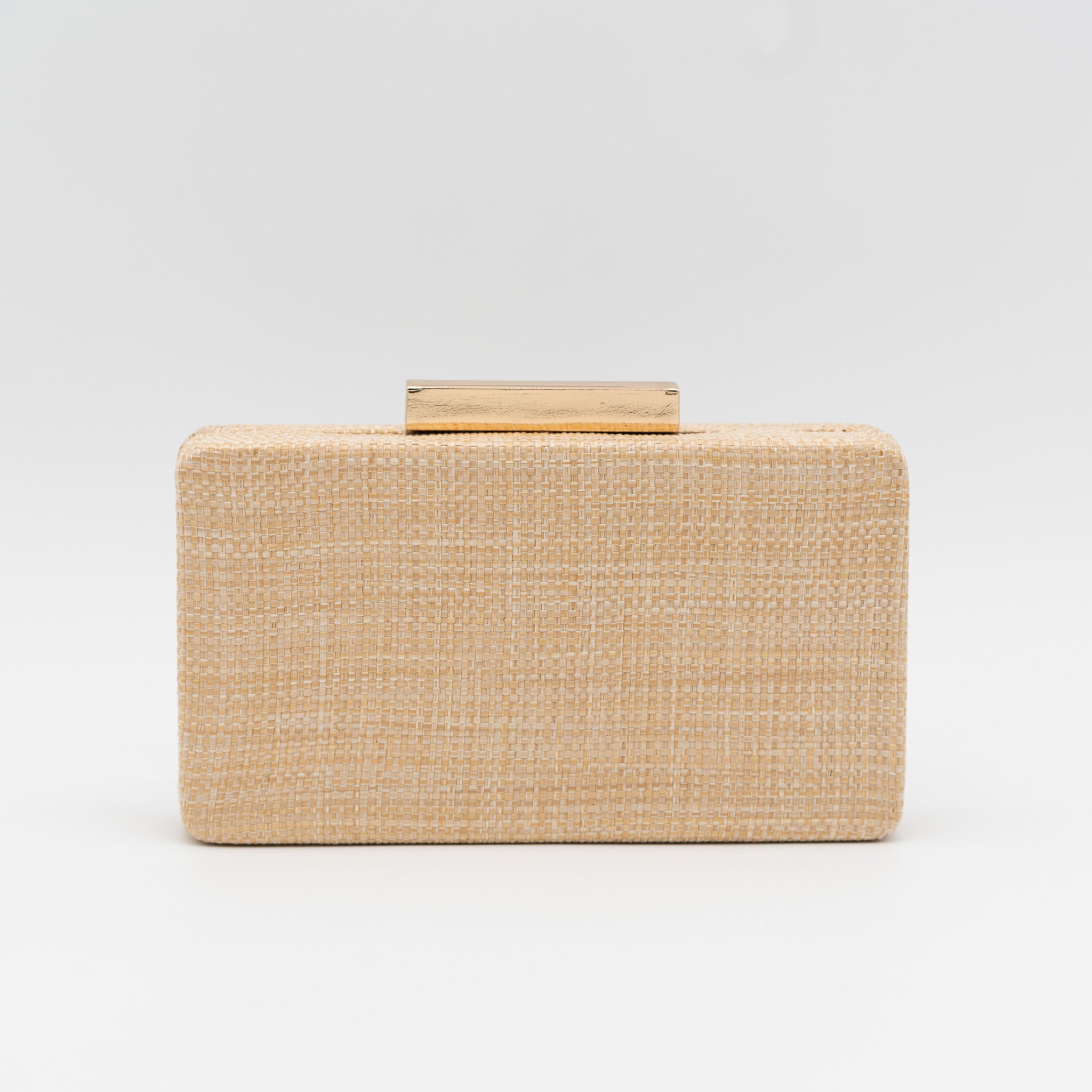 Bolso clutch de fiesta rectangular con acabado en rafia y cierre metálico largo en color beige