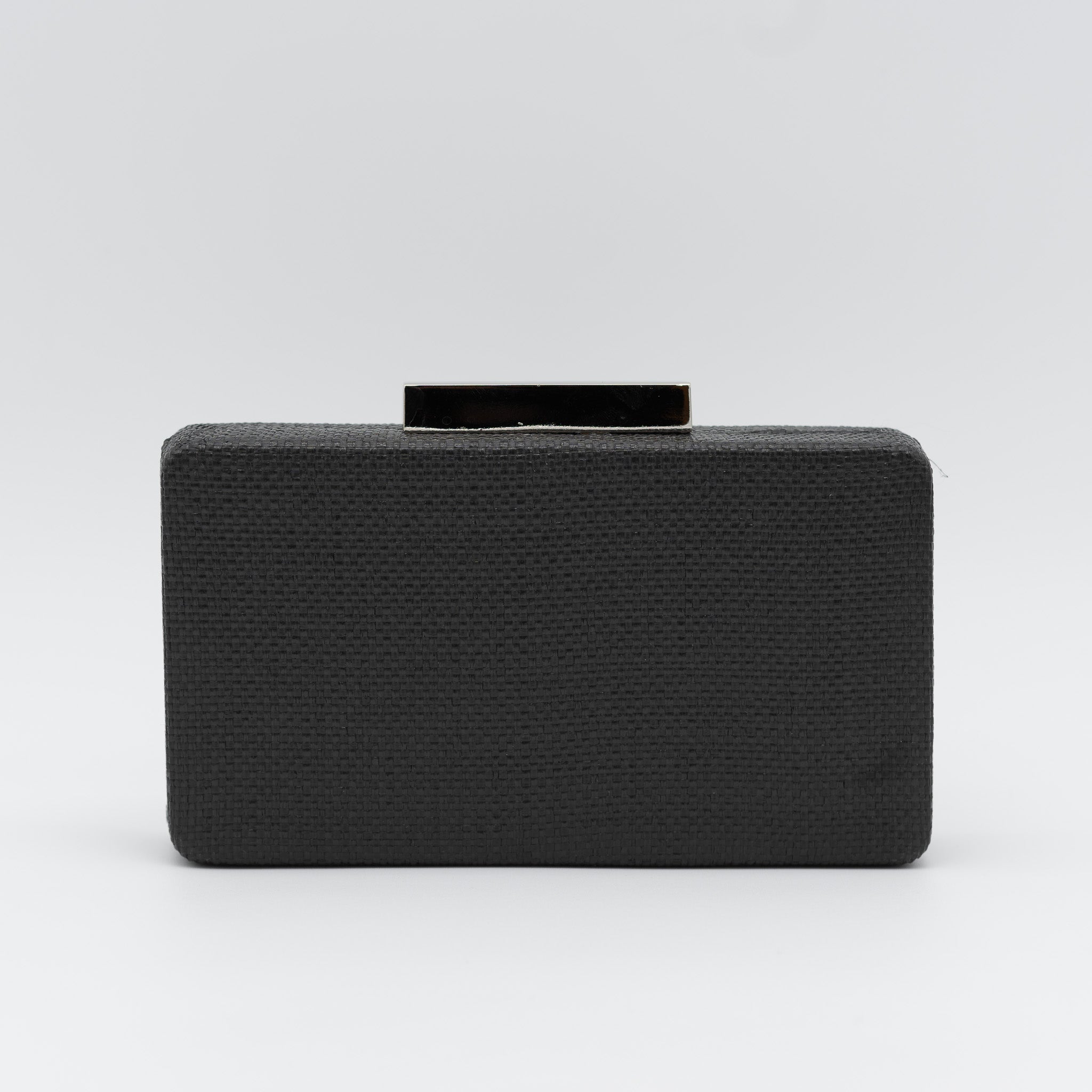 Bolso clutch de fiesta rectangular con acabado en rafia y cierre metálico largo en color negro