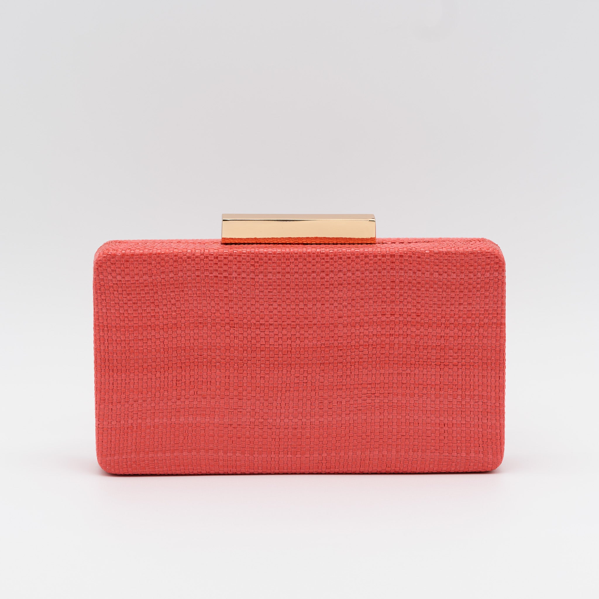 Bolso clutch de fiesta rectangular con acabado en rafia y cierre metálico largo en color rojo