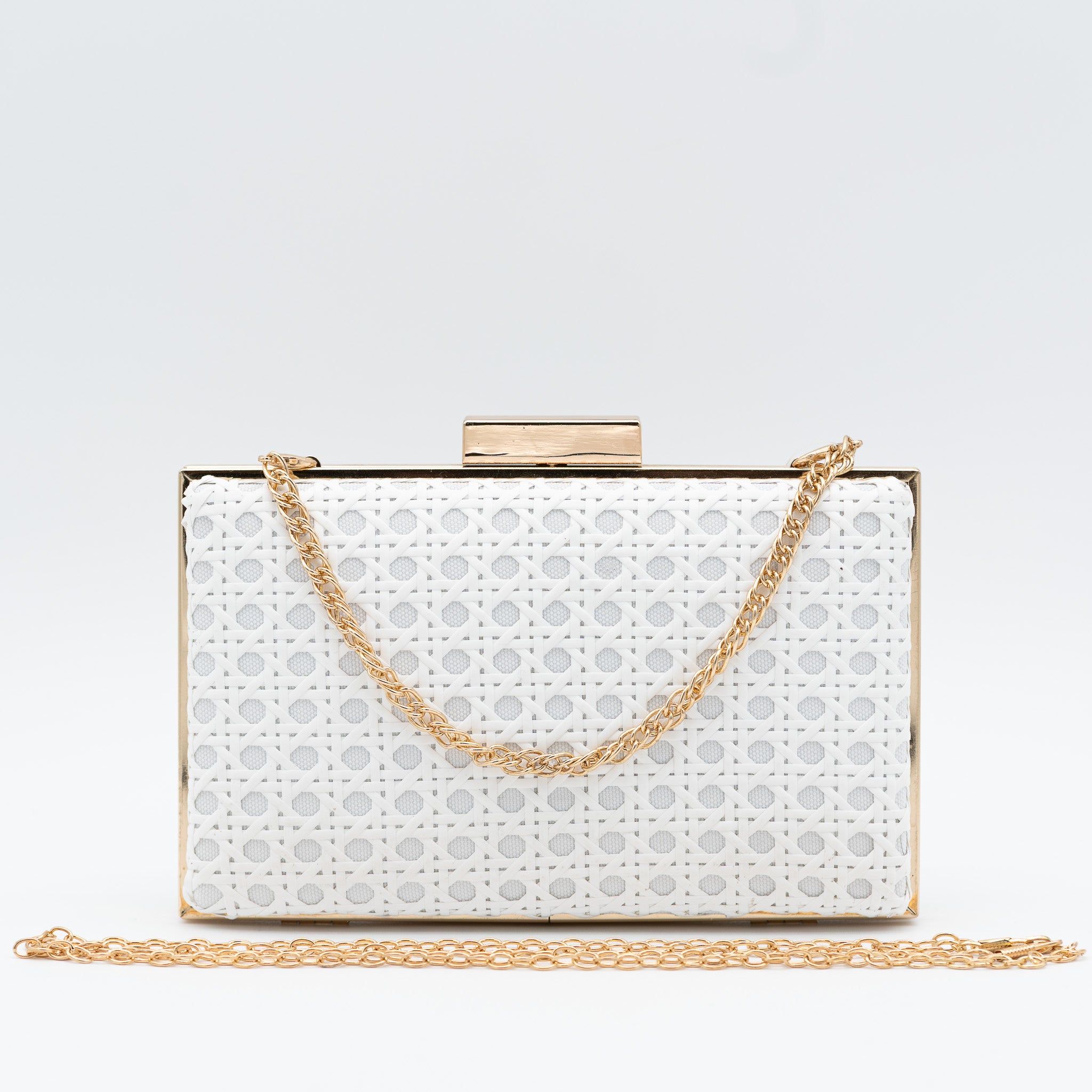 Clutch de fiesta en rafia blanco con diseño troquelado, marco metálico y cadena desmontable, ideal para bodas y cócteles