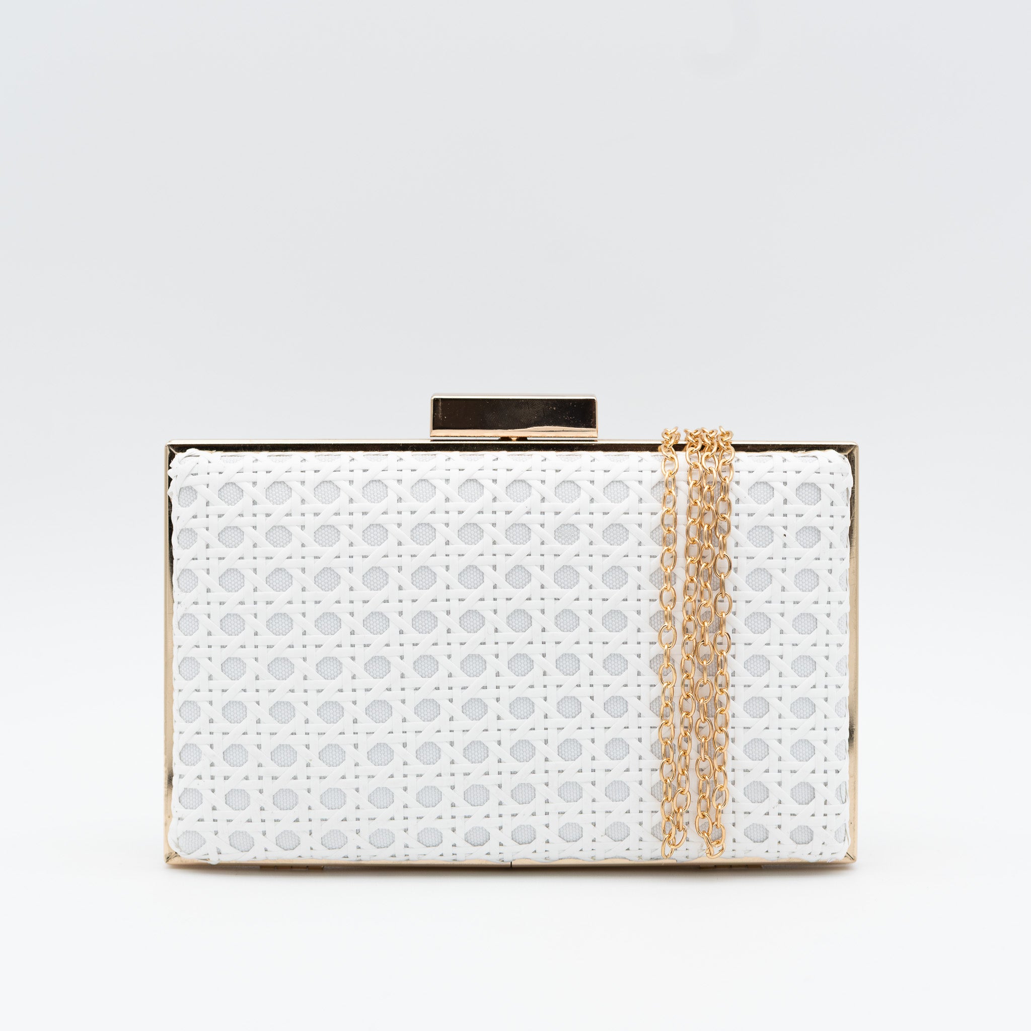 Clutch de fiesta en rafia blanco con diseño troquelado, marco metálico y cadena desmontable, ideal para bodas y cócteles