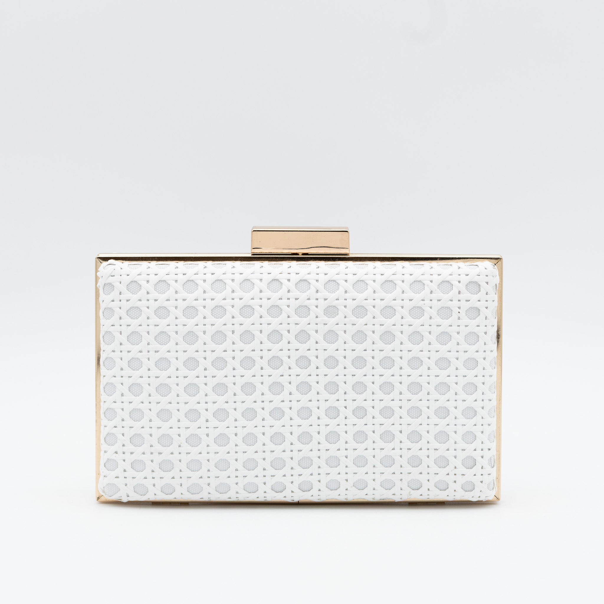 Clutch de fiesta en rafia blanco con diseño troquelado, marco metálico y cadena desmontable, ideal para bodas y cócteles