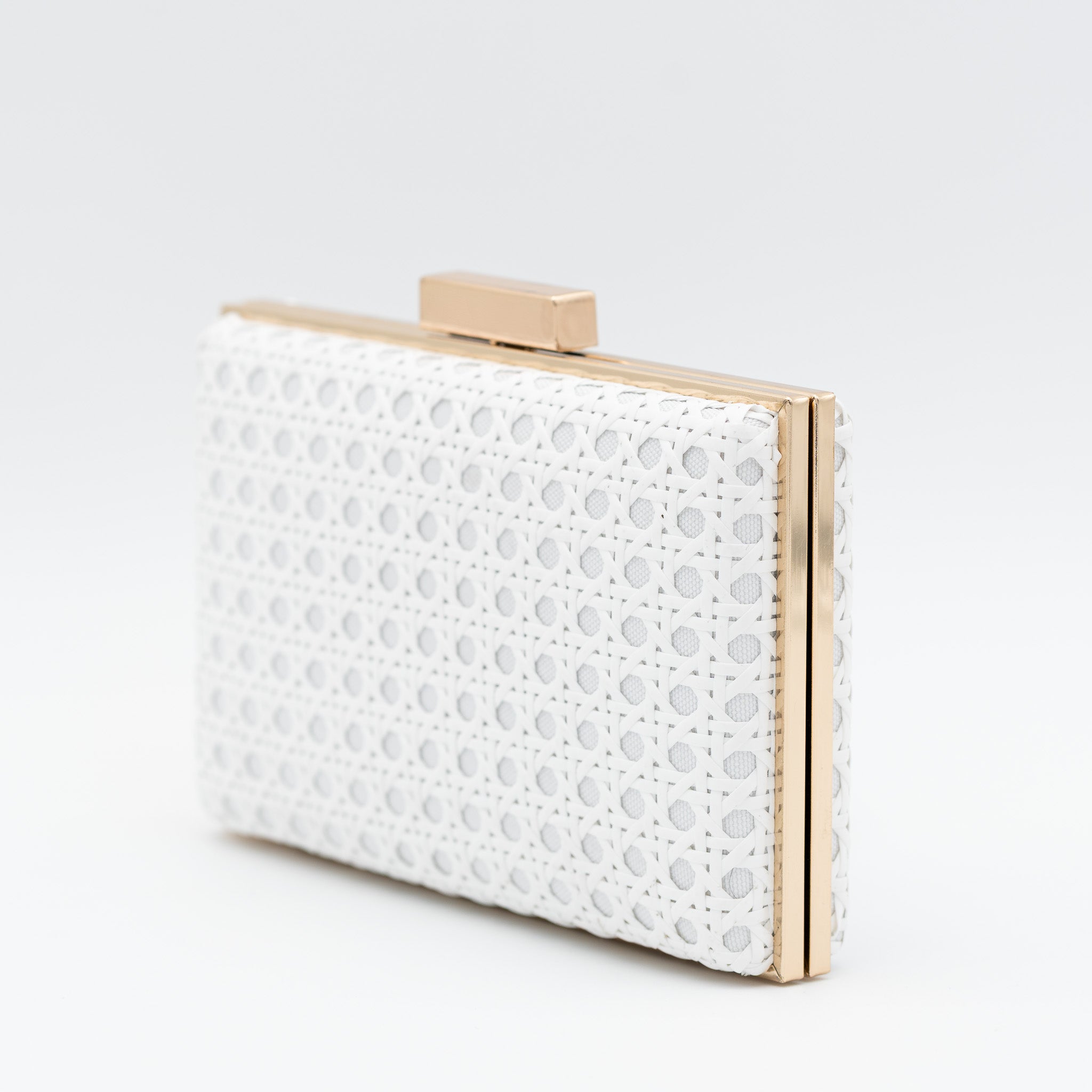 Clutch de fiesta en rafia blanco con diseño troquelado, marco metálico y cadena desmontable, ideal para bodas y cócteles