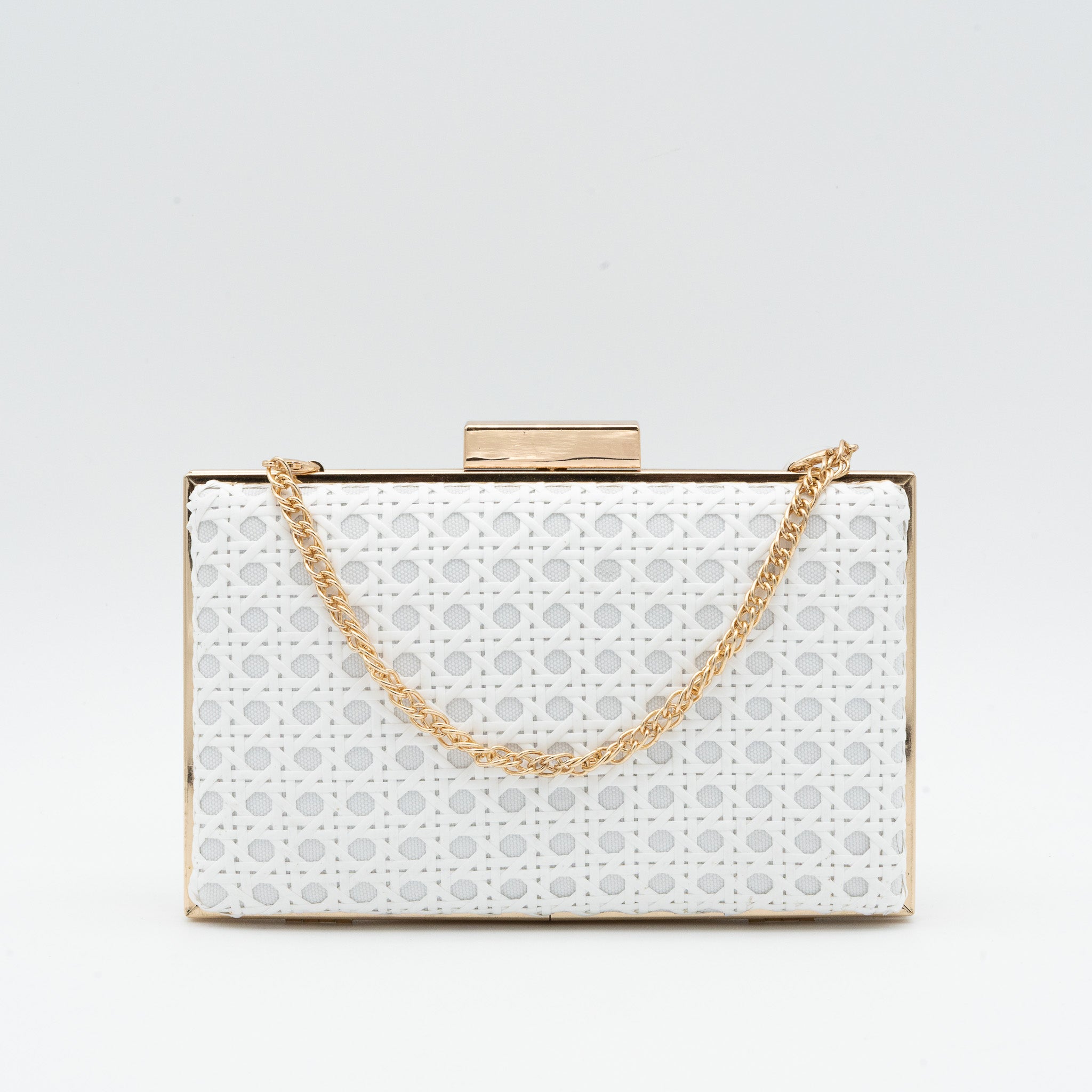 Clutch de fiesta en rafia blanco con diseño troquelado, marco metálico y cadena desmontable, ideal para bodas y cócteles