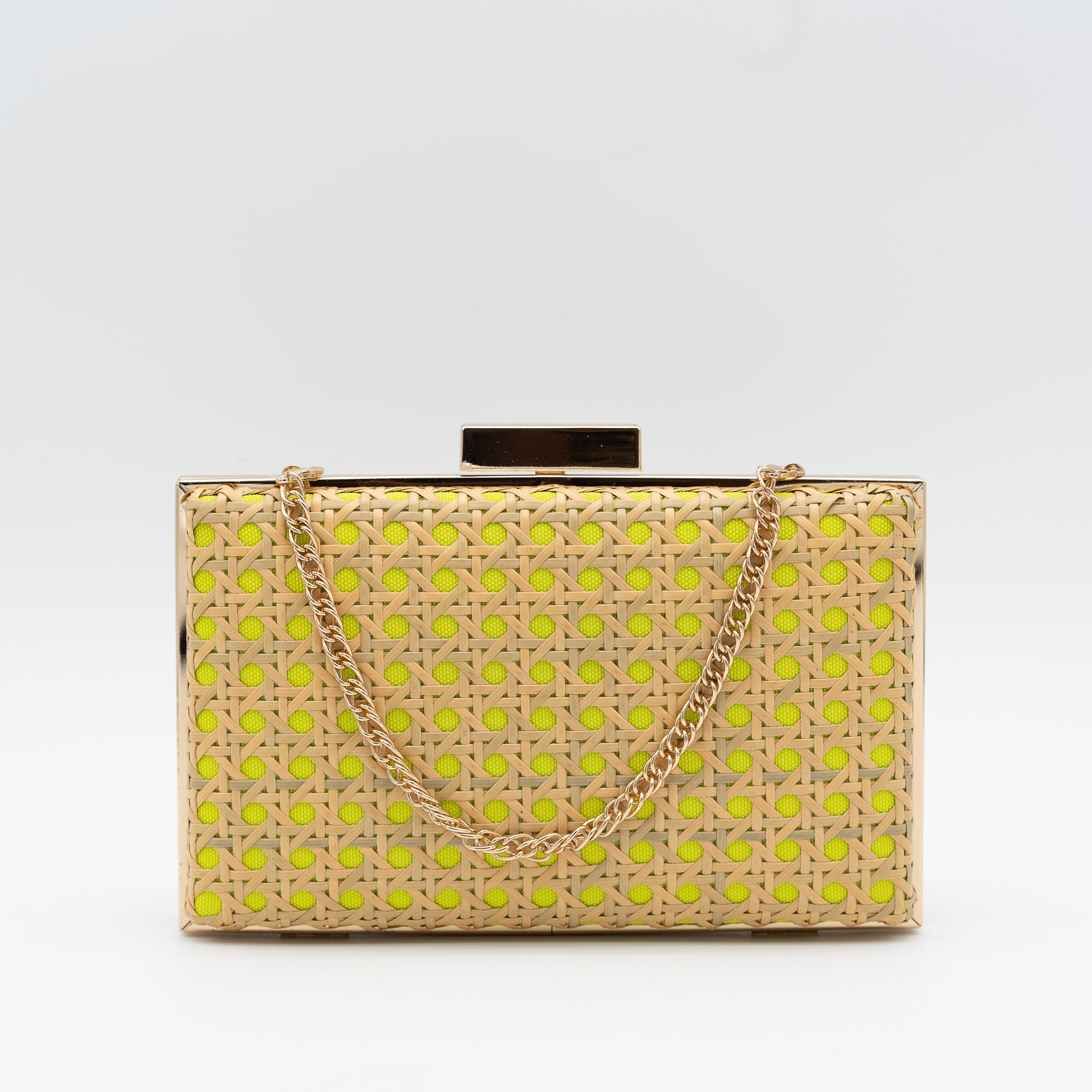 Clutch de fiesta en rafia lima con diseño troquelado, marco metálico y cadena desmontable, ideal para bodas y cócteles