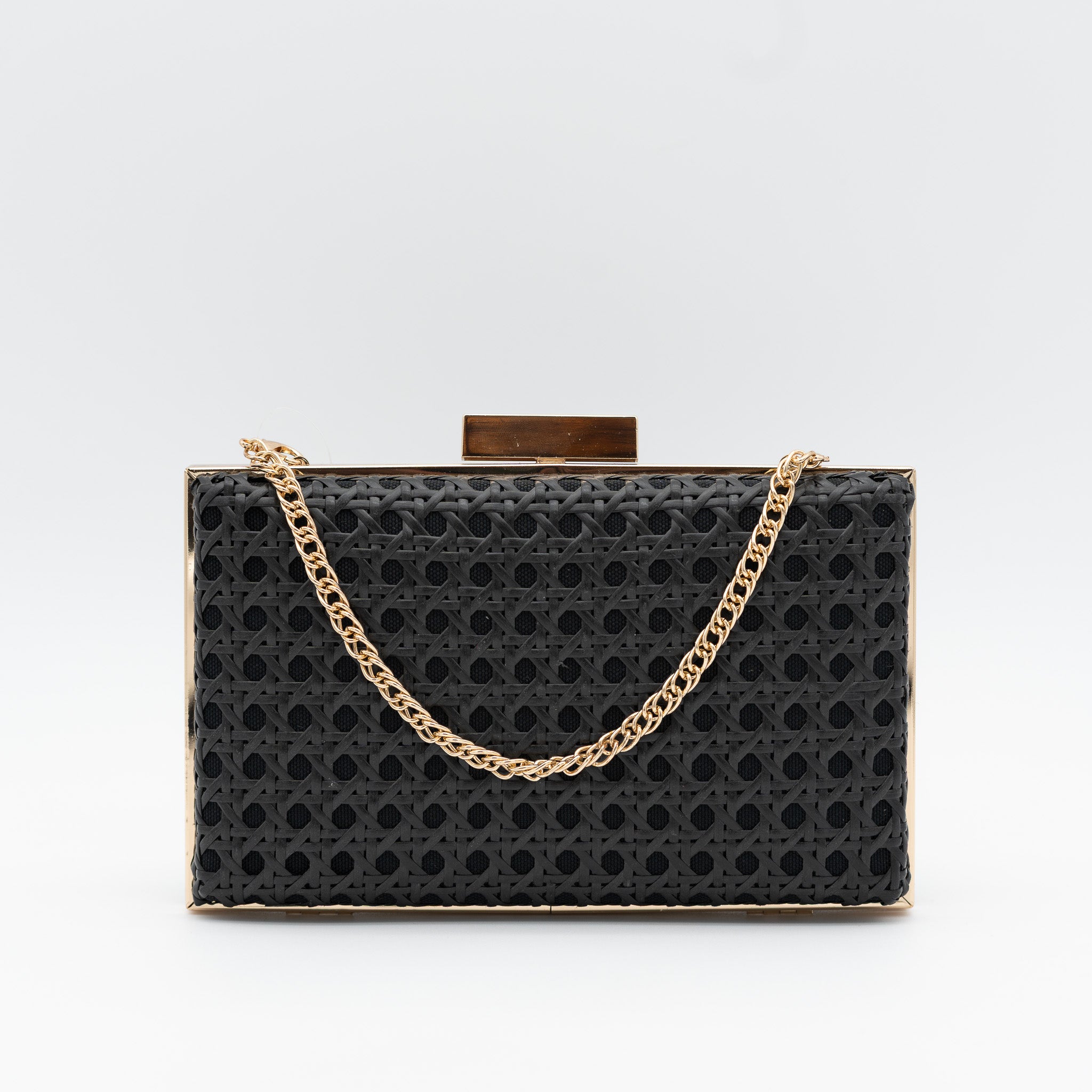 Clutch de fiesta en rafia negro con diseño troquelado, marco metálico y cadena desmontable, ideal para bodas y cócteles