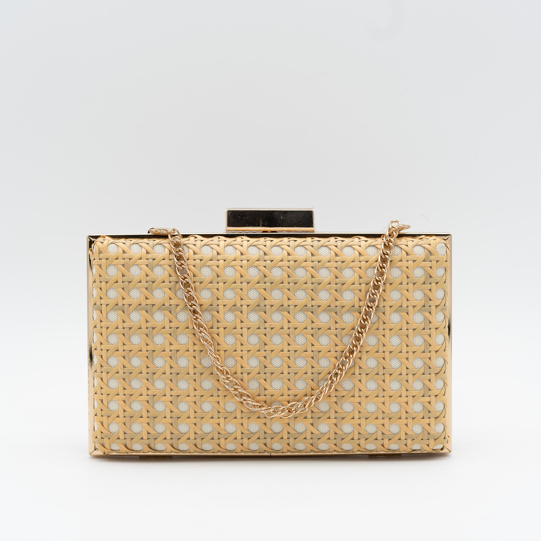 Clutch de fiesta en rafia taupe con diseño troquelado, marco metálico y cadena desmontable, ideal para bodas y cócteles