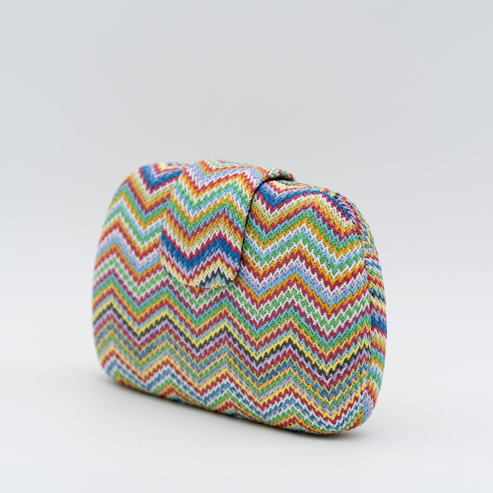 Clutch de fiesta en rafia con patrón zigzag, cierre de solapa y cadena desmontable. Color rojo