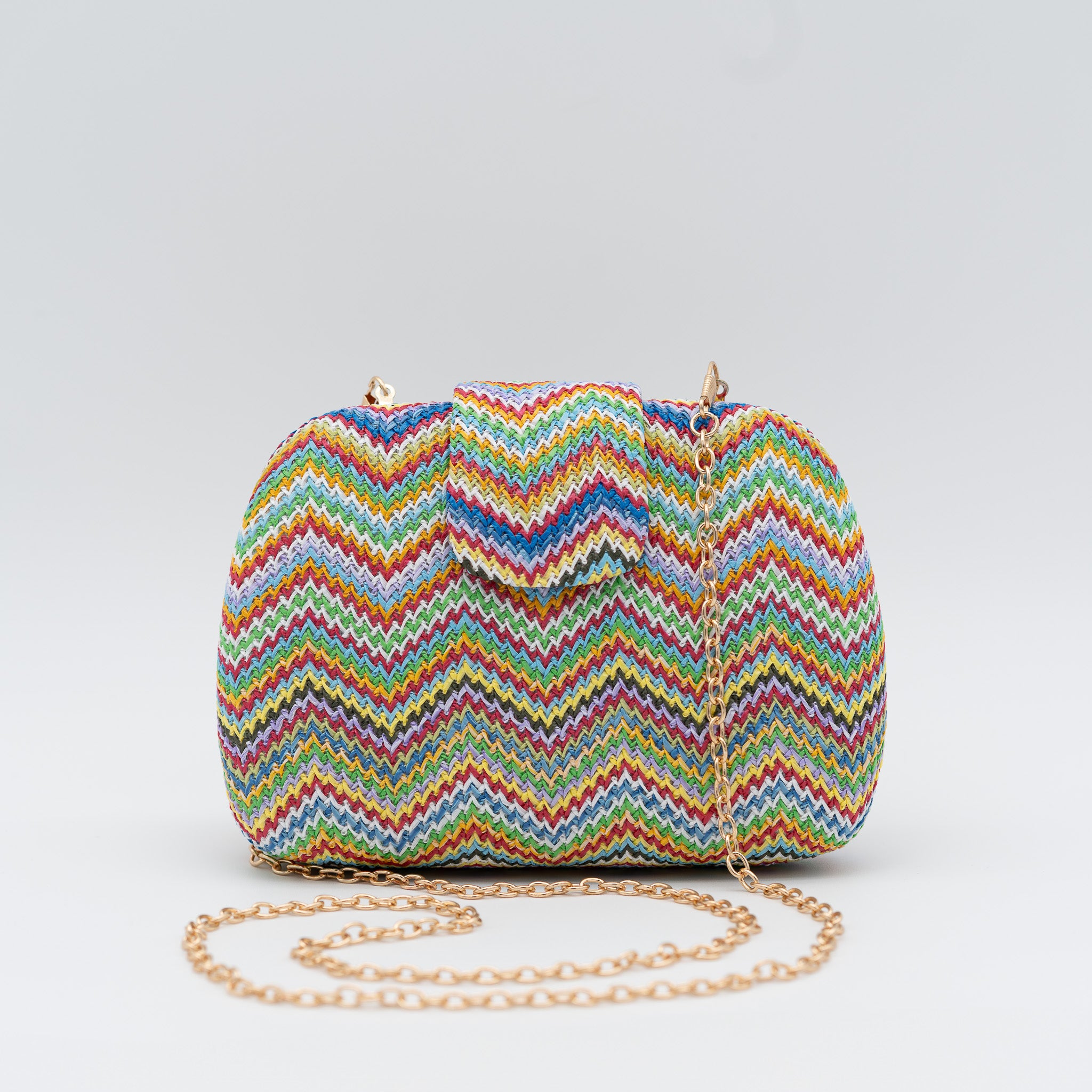 Clutch de fiesta en rafia con patrón zigzag, cierre de solapa y cadena desmontable. Color rojo