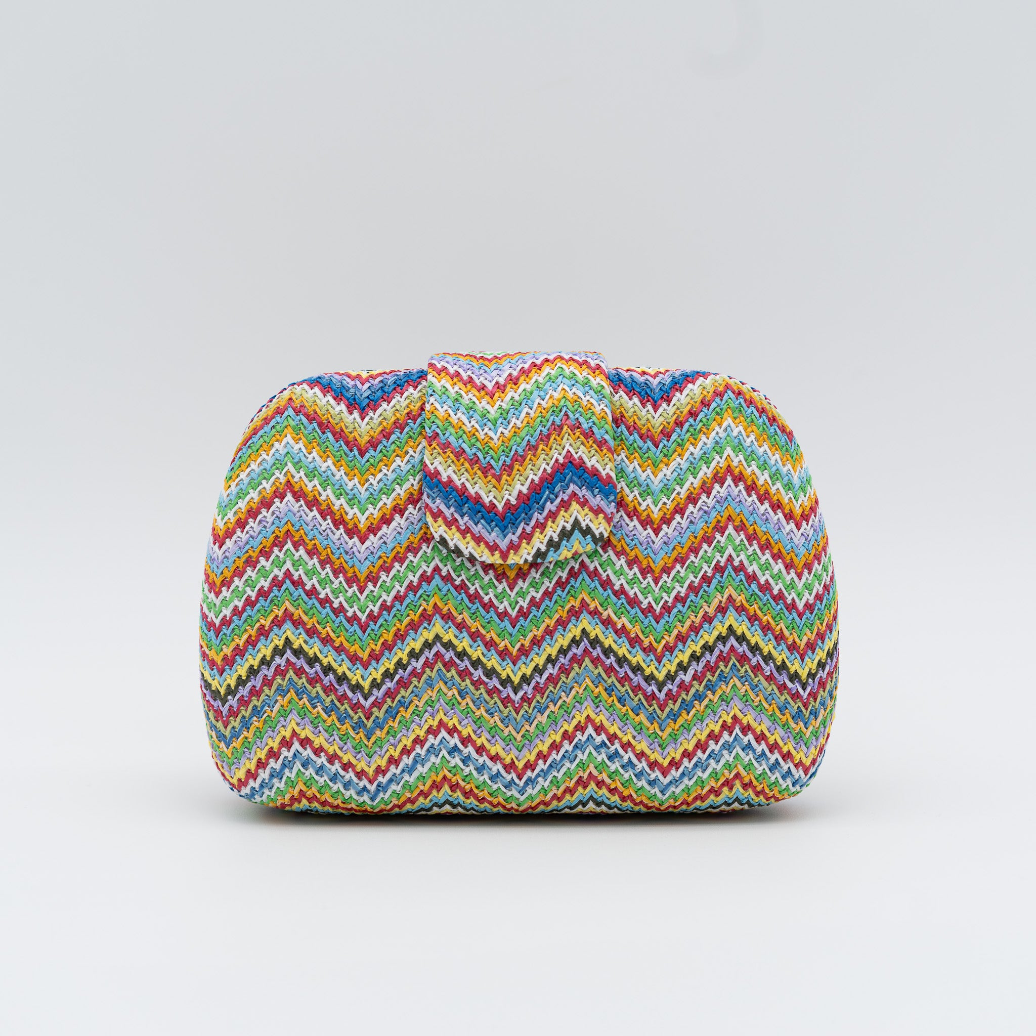 Clutch de fiesta en rafia con patrón zigzag, cierre de solapa y cadena desmontable. Color rojo