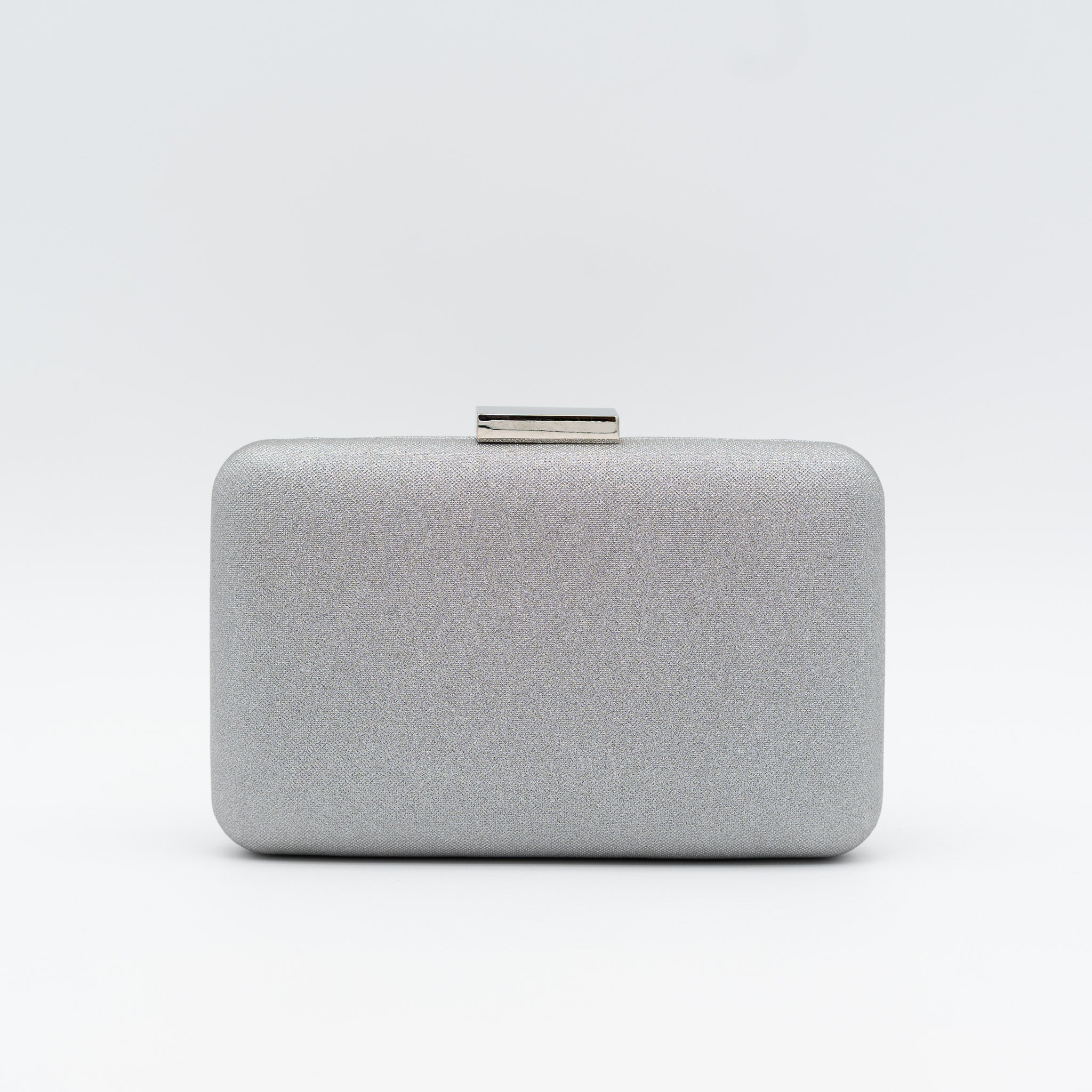 Clutch de fiesta en raso gris con acabado brillante, cierre metálico y cadena desmontable, ideal para bodas y cócteles