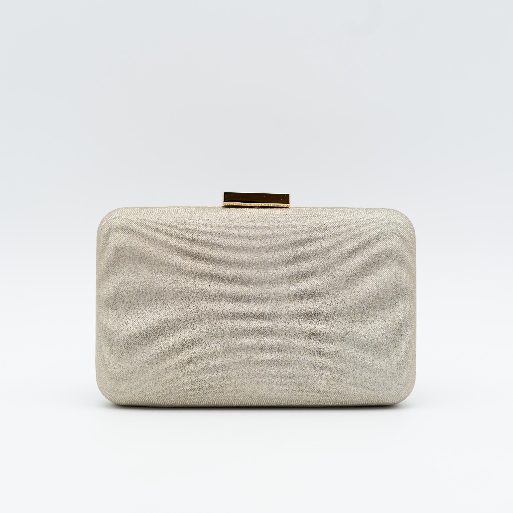 Clutch de fiesta en raso oro claro con acabado brillante, cierre metálico y cadena desmontable, ideal para bodas y cócteles