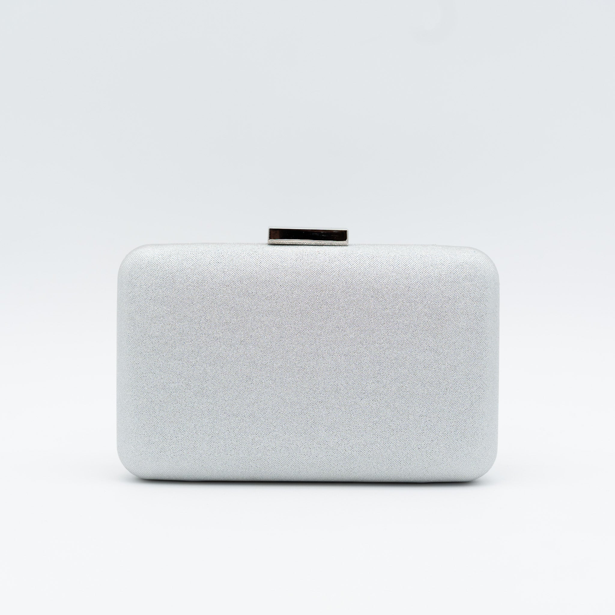 Clutch de fiesta en raso plata con acabado brillante, cierre metálico y cadena desmontable, ideal para bodas y cócteles