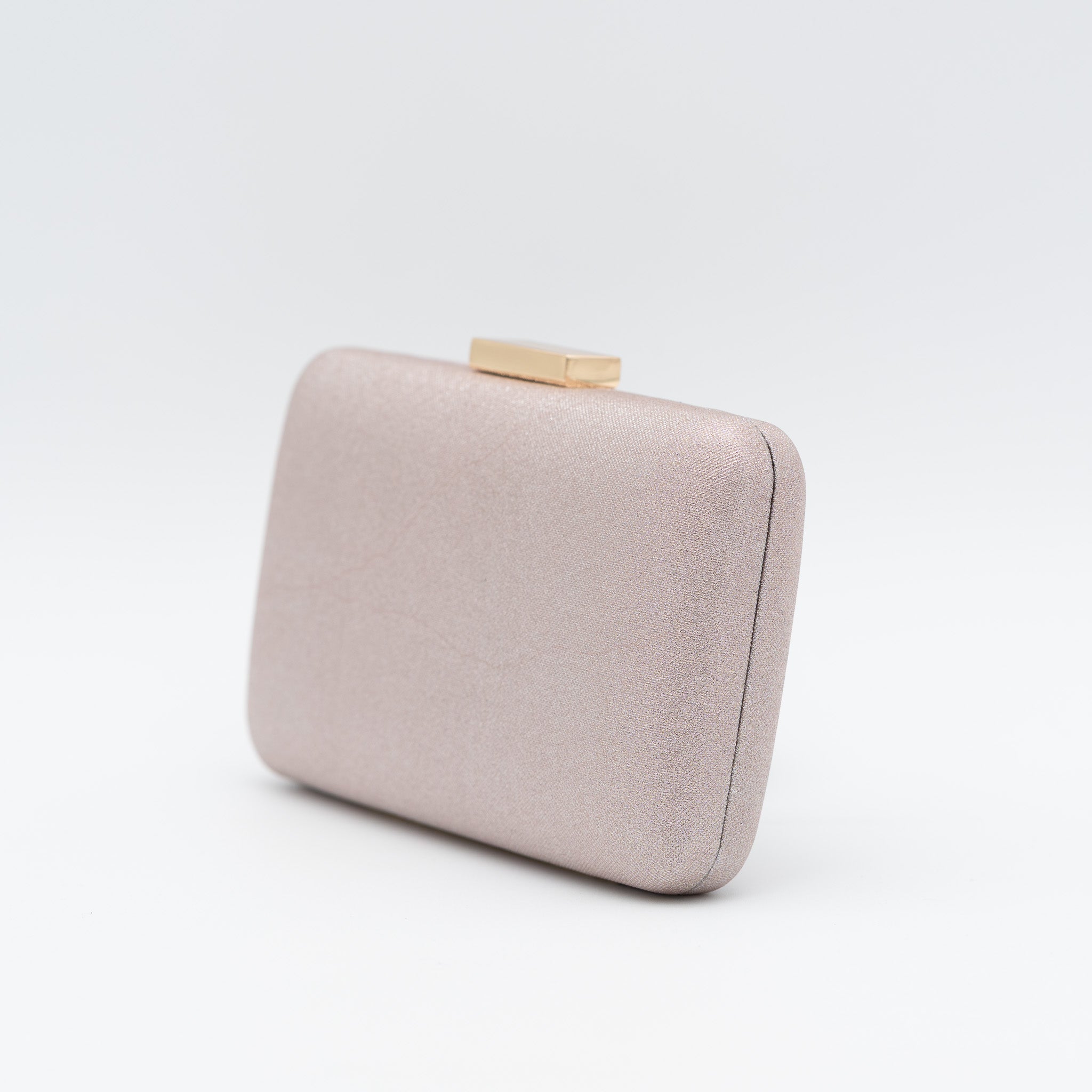 Clutch de fiesta en raso rosa con acabado brillante, cierre metálico y cadena desmontable, ideal para bodas y cócteles