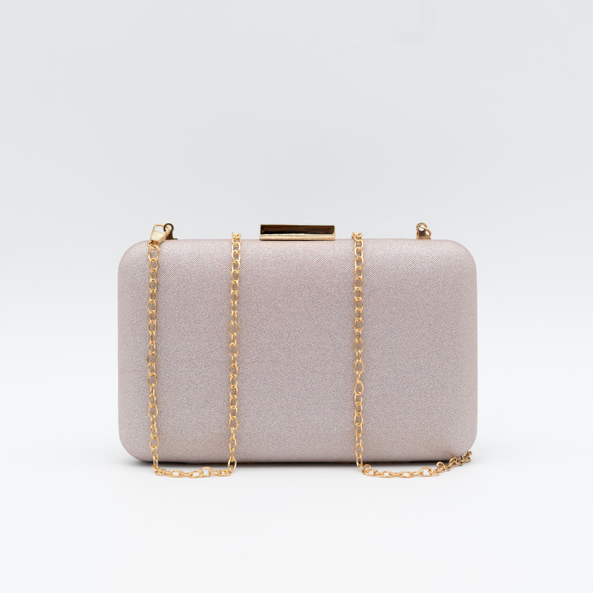 Clutch de fiesta en raso rosa con acabado brillante, cierre metálico y cadena desmontable, ideal para bodas y cócteles