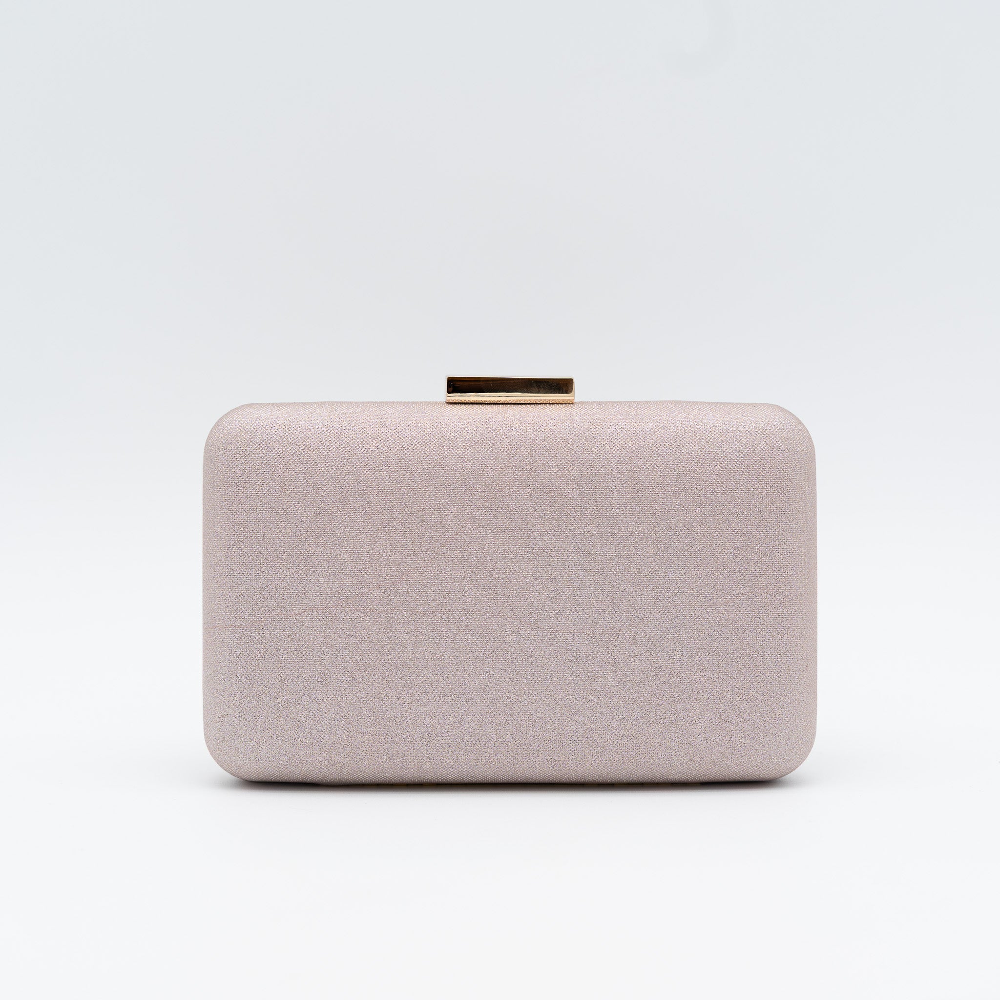 Clutch de fiesta en raso rosa con acabado brillante, cierre metálico y cadena desmontable, ideal para bodas y cócteles