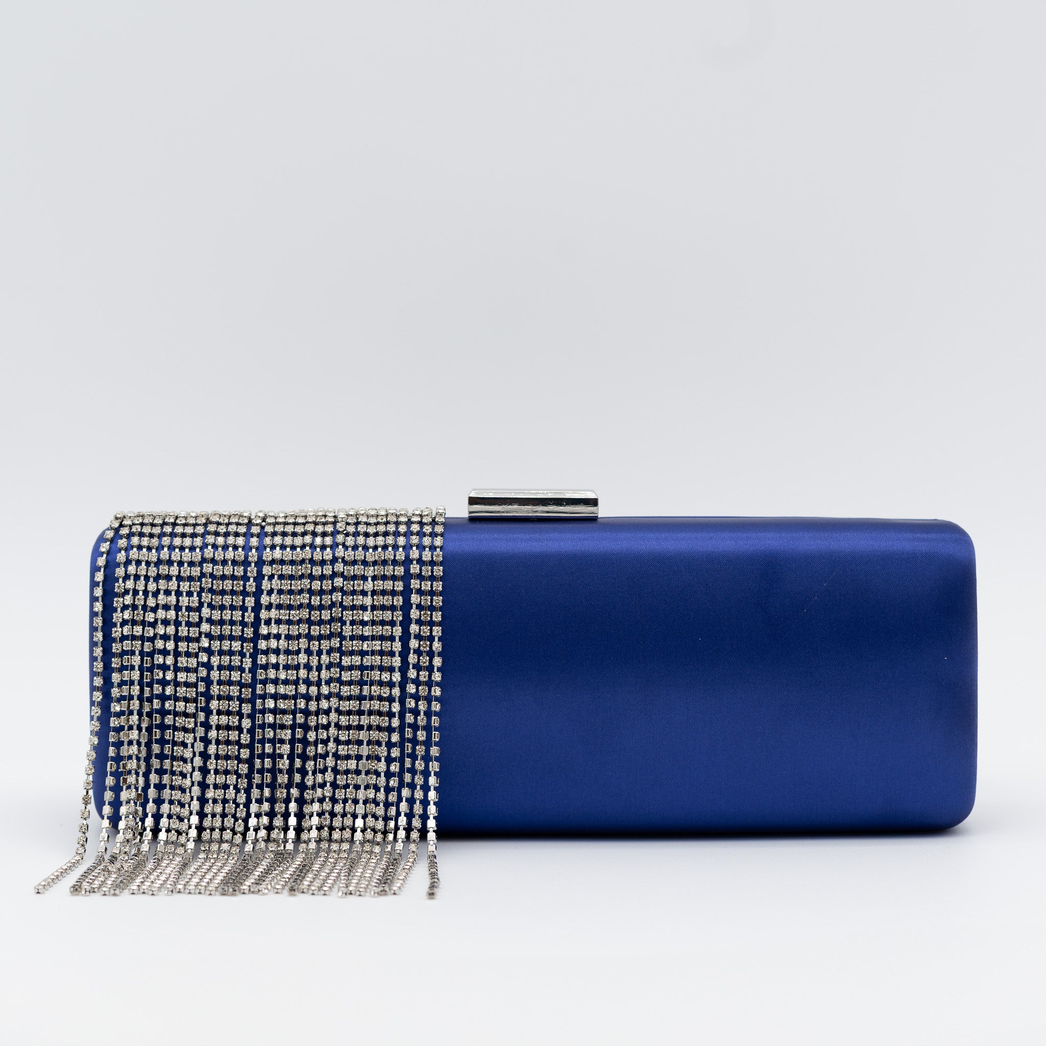 Clutch de fiesta en raso con flecos de pedrería, cierre metálico y diseño rectangular en morado
