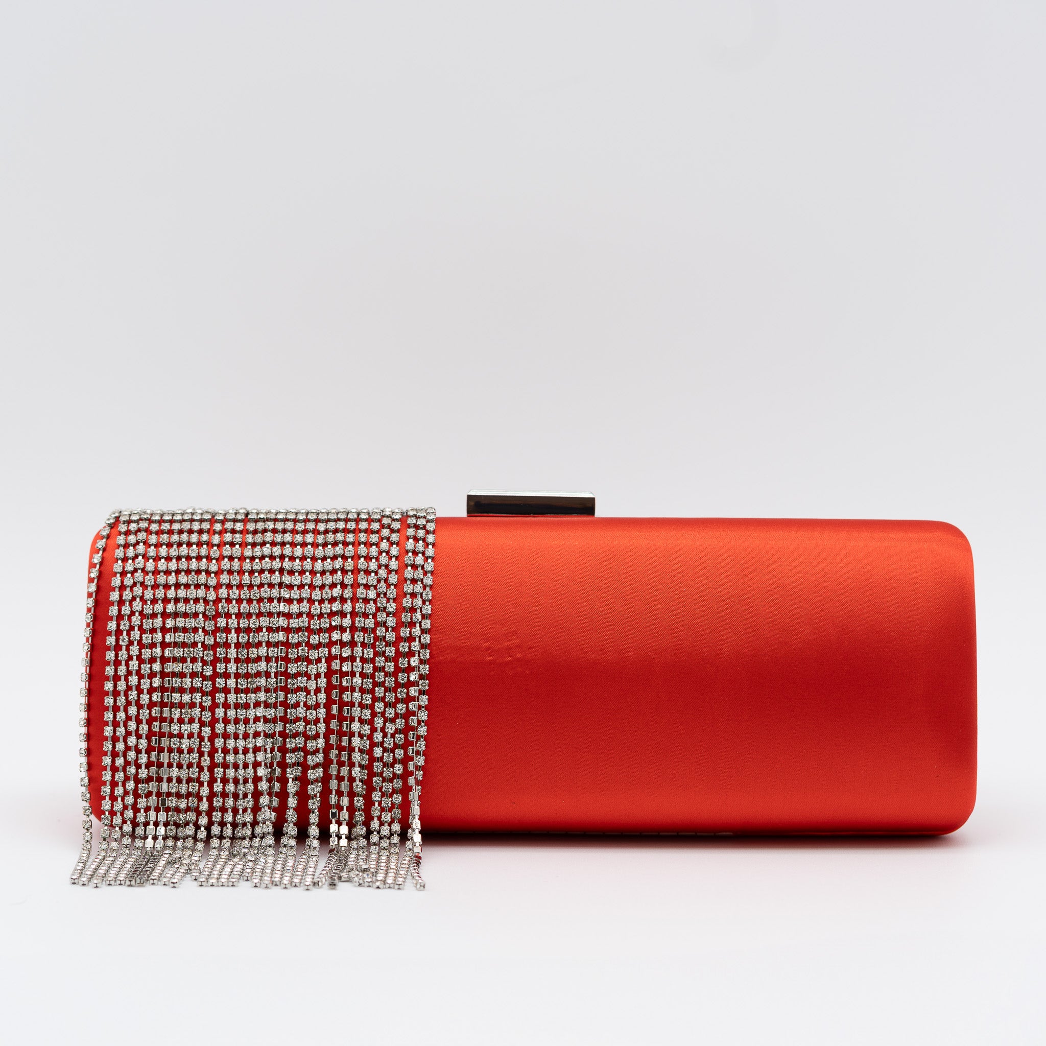 Clutch de fiesta en raso con flecos de pedrería, cierre metálico y diseño rectangular en rojo