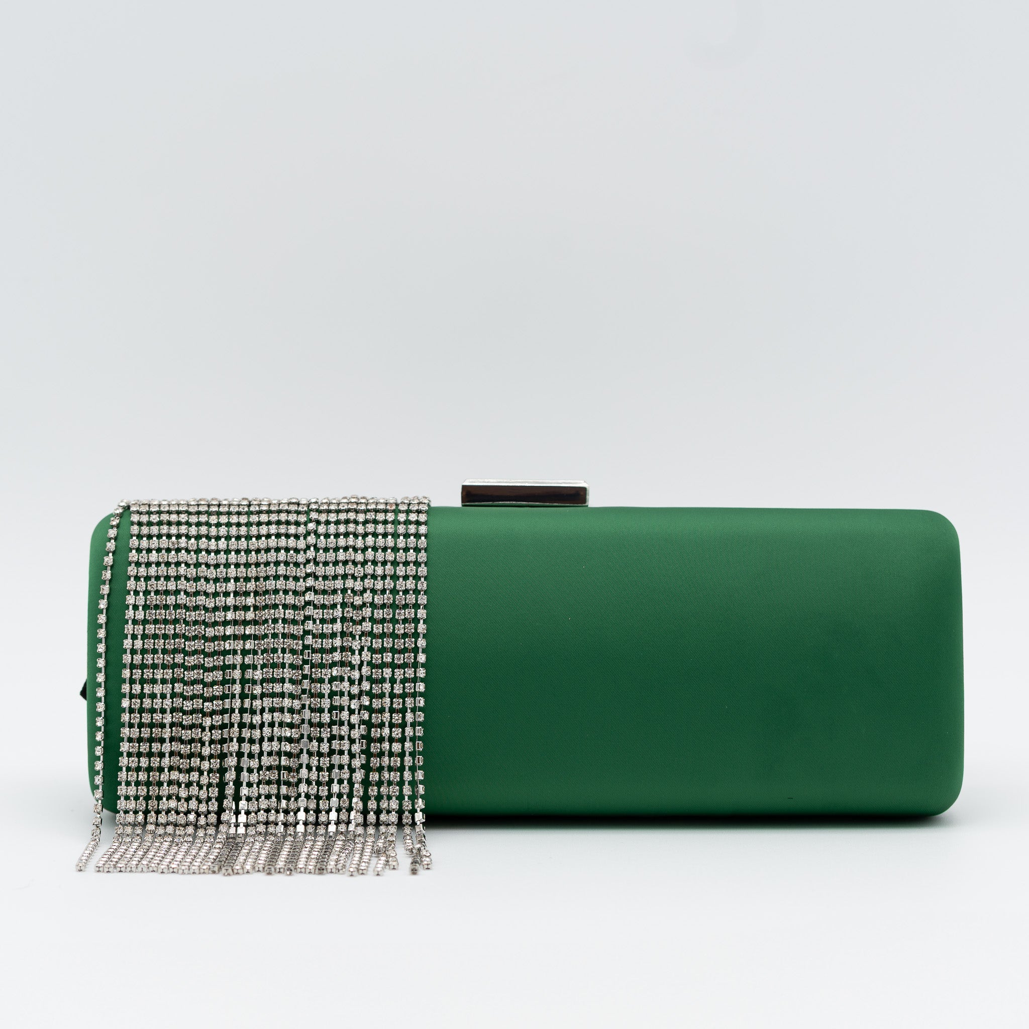 Clutch de fiesta en raso con flecos de pedrería, cierre metálico y diseño rectangular en verde botella