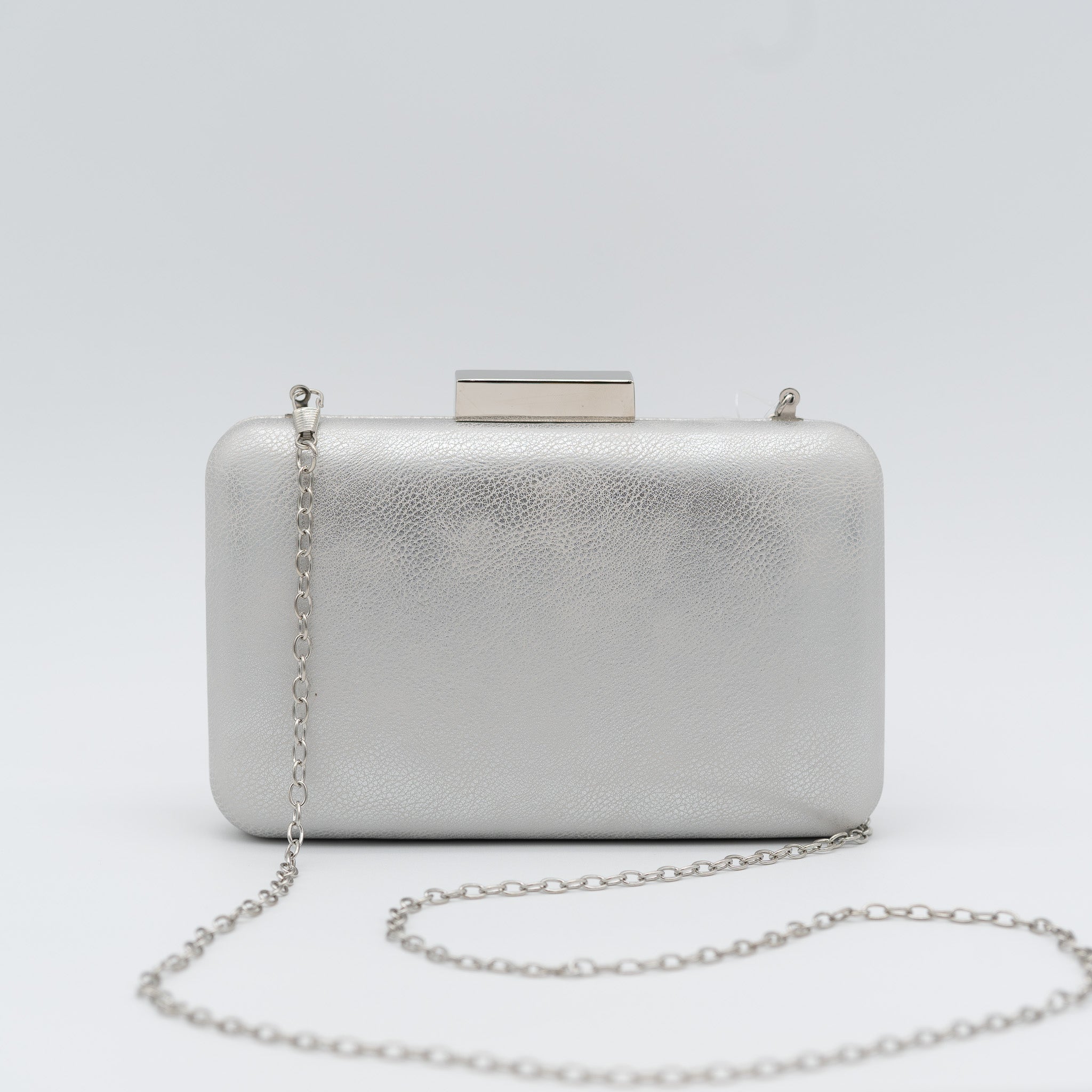 Bolso clutch de fiesta rectangular con acabado metalizado y cierre tipo barra en color plata