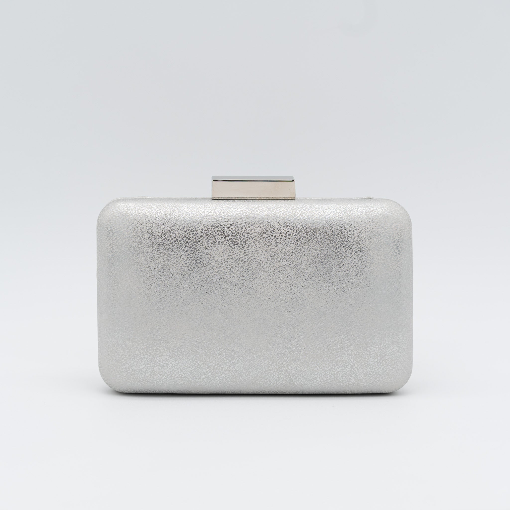 Bolso clutch de fiesta rectangular con acabado metalizado y cierre tipo barra en color plata