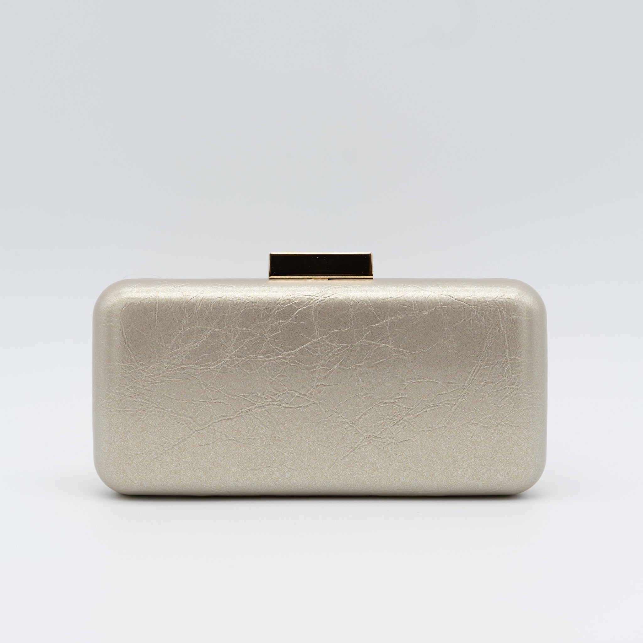 Bolso clutch de fiesta rectangular color oro claro con efecto metalizado craquelado y cierre tipo barra.